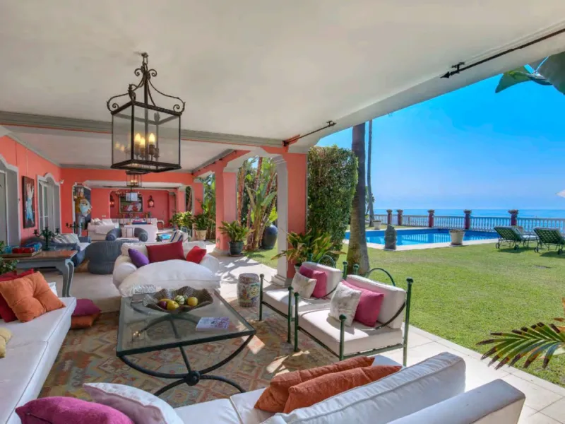 Villa in erster Meereslinie mit direktem Strandzugang in Casasola, Estepona