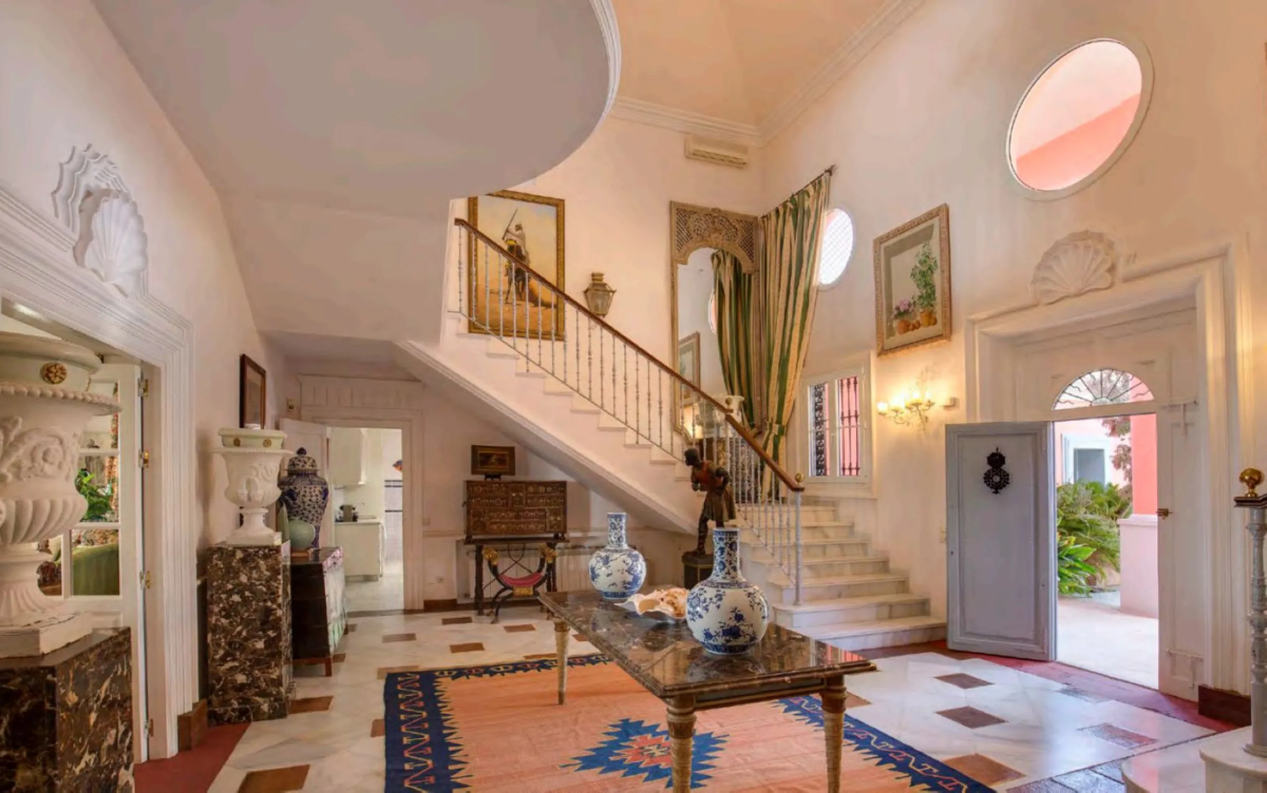 Villa in erster Meereslinie mit direktem Strandzugang in Casasola, Estepona