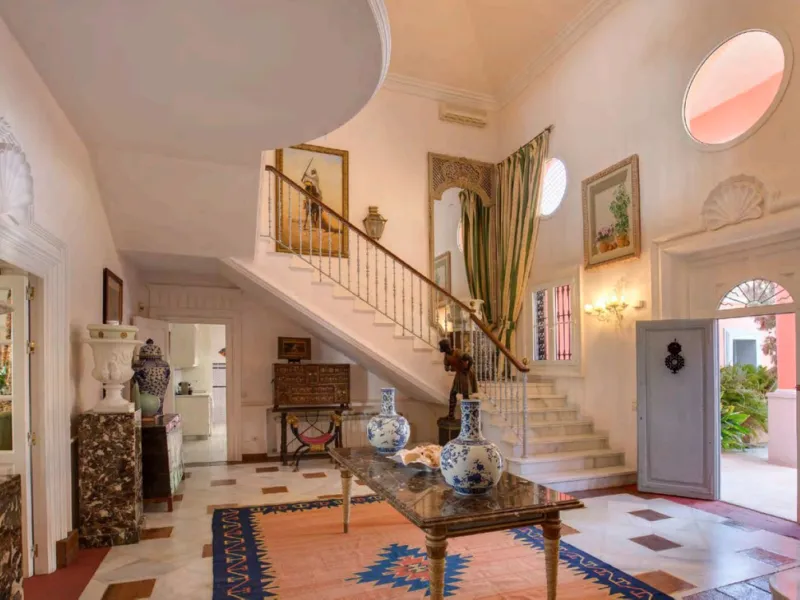 Villa in erster Meereslinie mit direktem Strandzugang in Casasola, Estepona