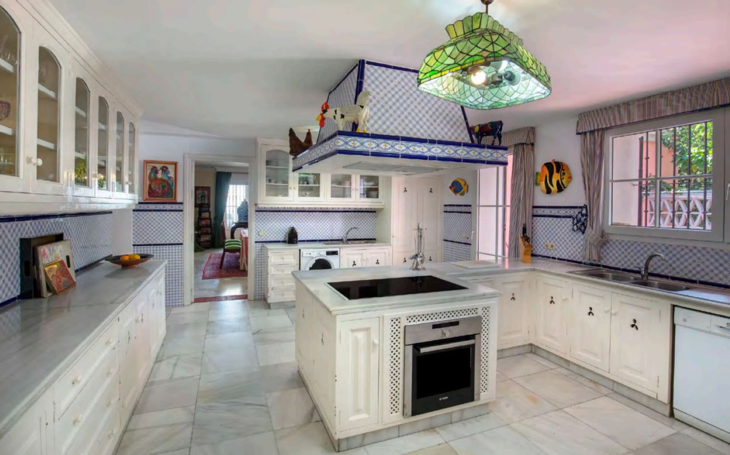 Villa in erster Meereslinie mit direktem Strandzugang in Casasola, Estepona