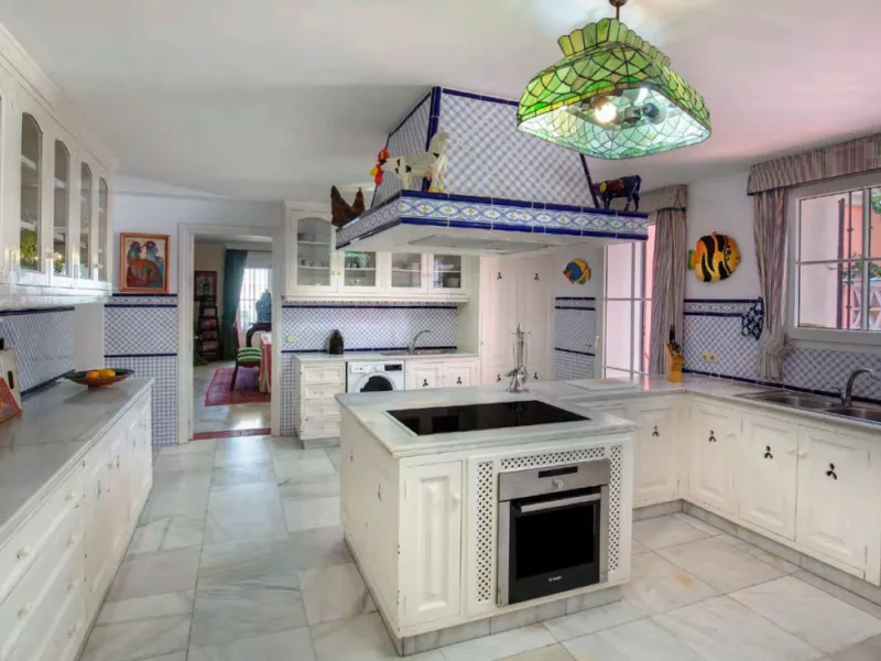 Villa in erster Meereslinie mit direktem Strandzugang in Casasola, Estepona