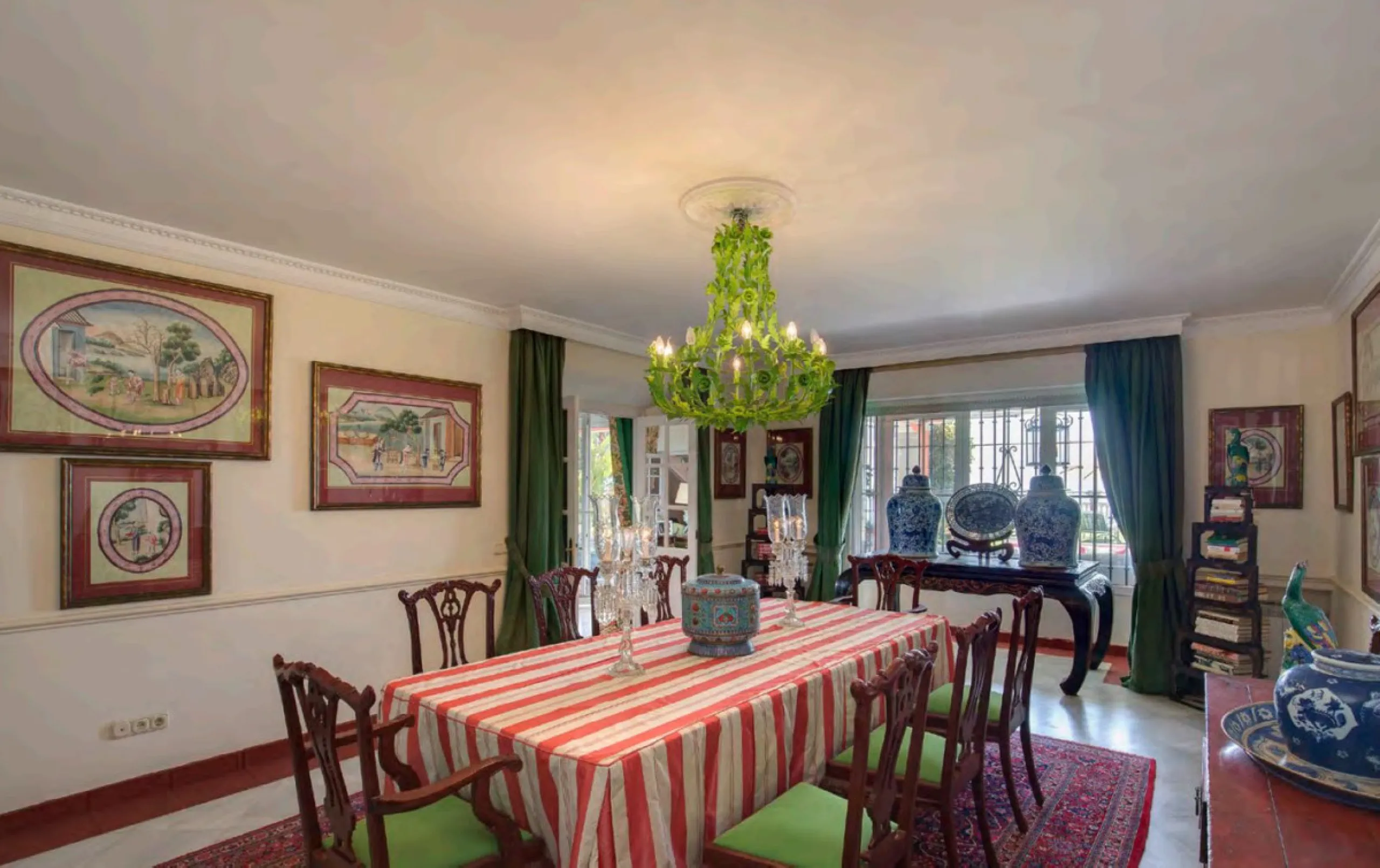 Villa in erster Meereslinie mit direktem Strandzugang in Casasola, Estepona