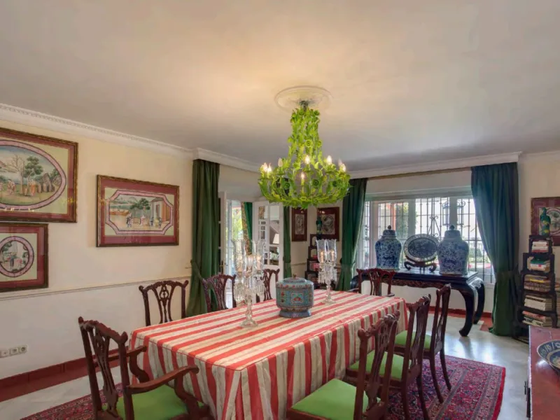 Villa in erster Meereslinie mit direktem Strandzugang in Casasola, Estepona