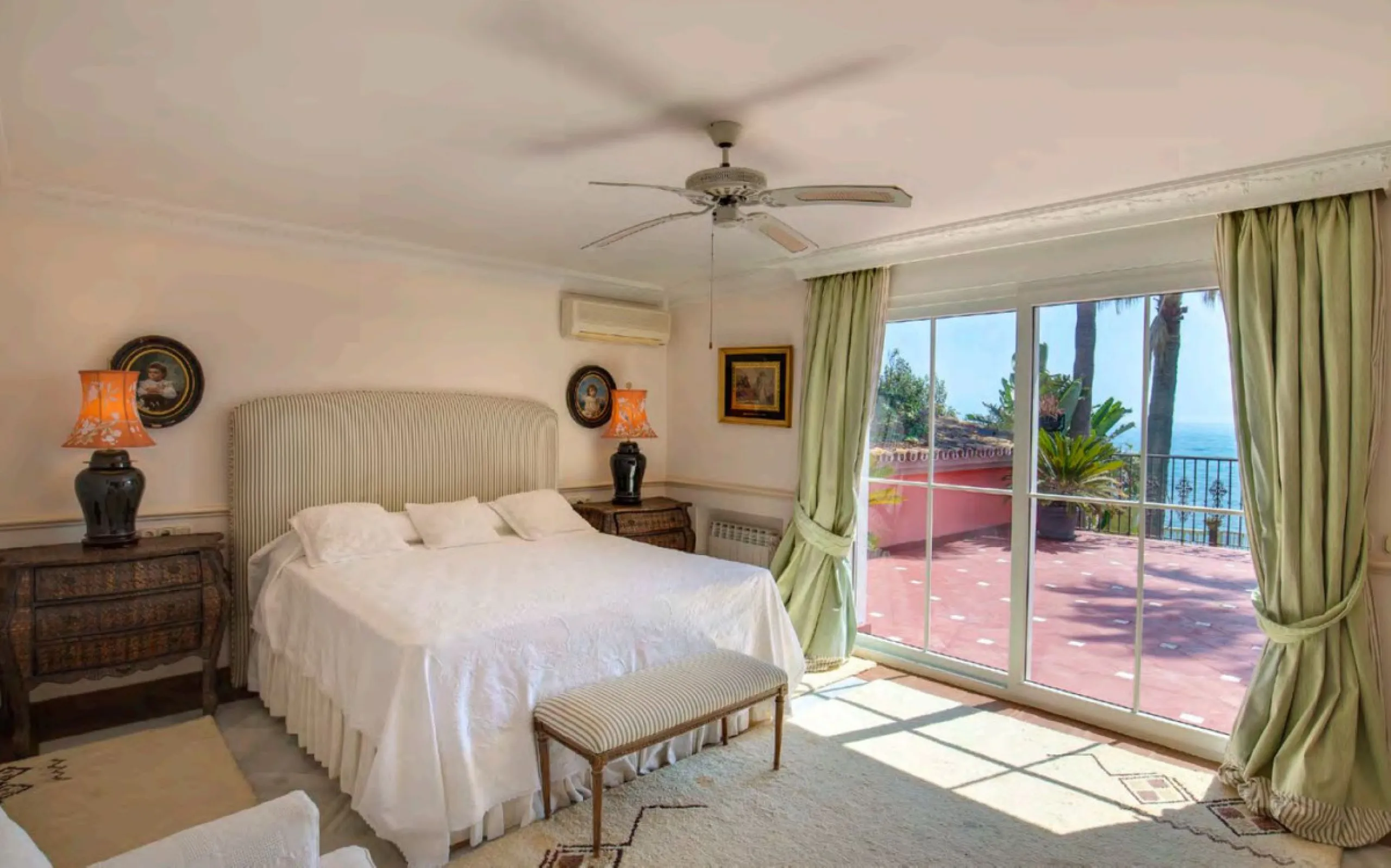 Villa in erster Meereslinie mit direktem Strandzugang in Casasola, Estepona