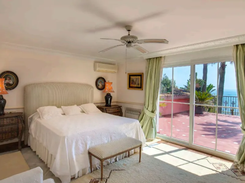 Villa in erster Meereslinie mit direktem Strandzugang in Casasola, Estepona
