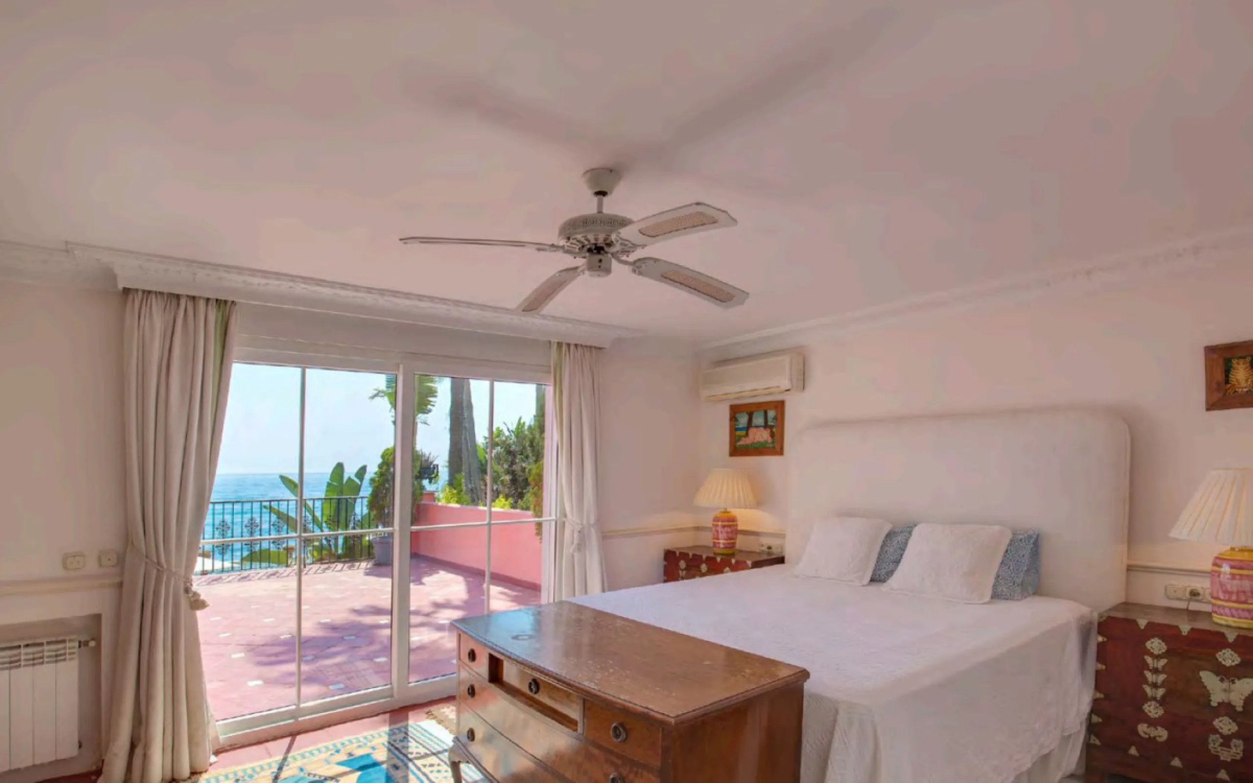 Villa in erster Meereslinie mit direktem Strandzugang in Casasola, Estepona