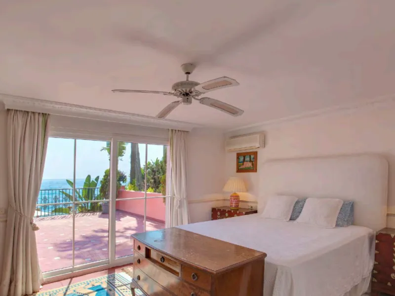 Villa in erster Meereslinie mit direktem Strandzugang in Casasola, Estepona