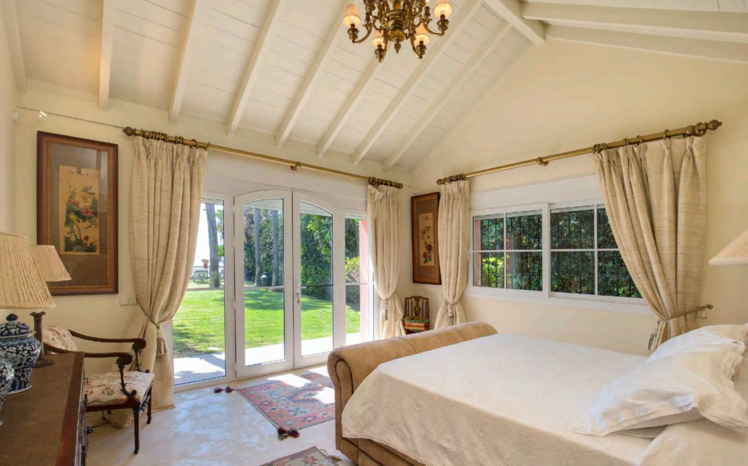 Villa in erster Meereslinie mit direktem Strandzugang in Casasola, Estepona