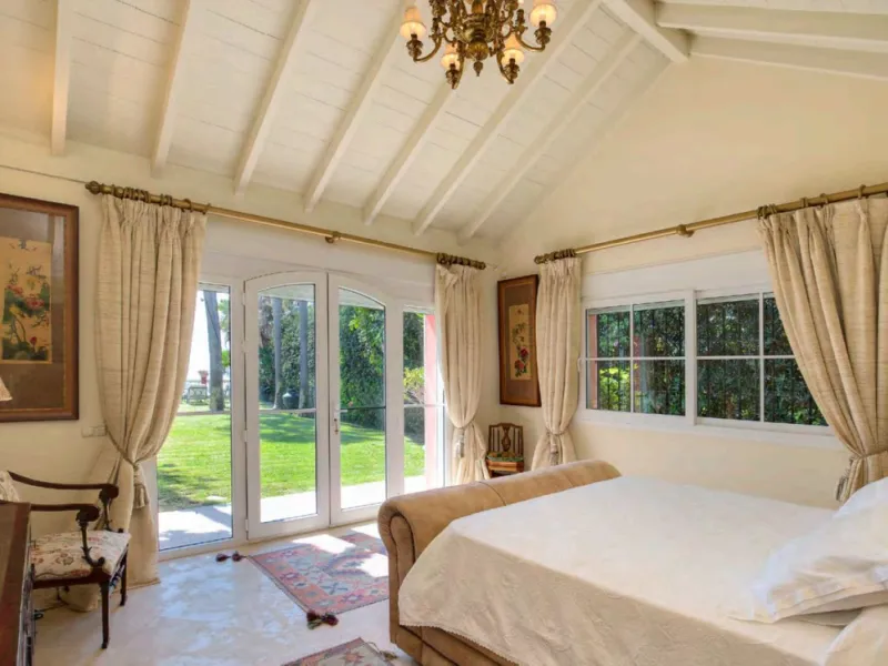 Villa in erster Meereslinie mit direktem Strandzugang in Casasola, Estepona