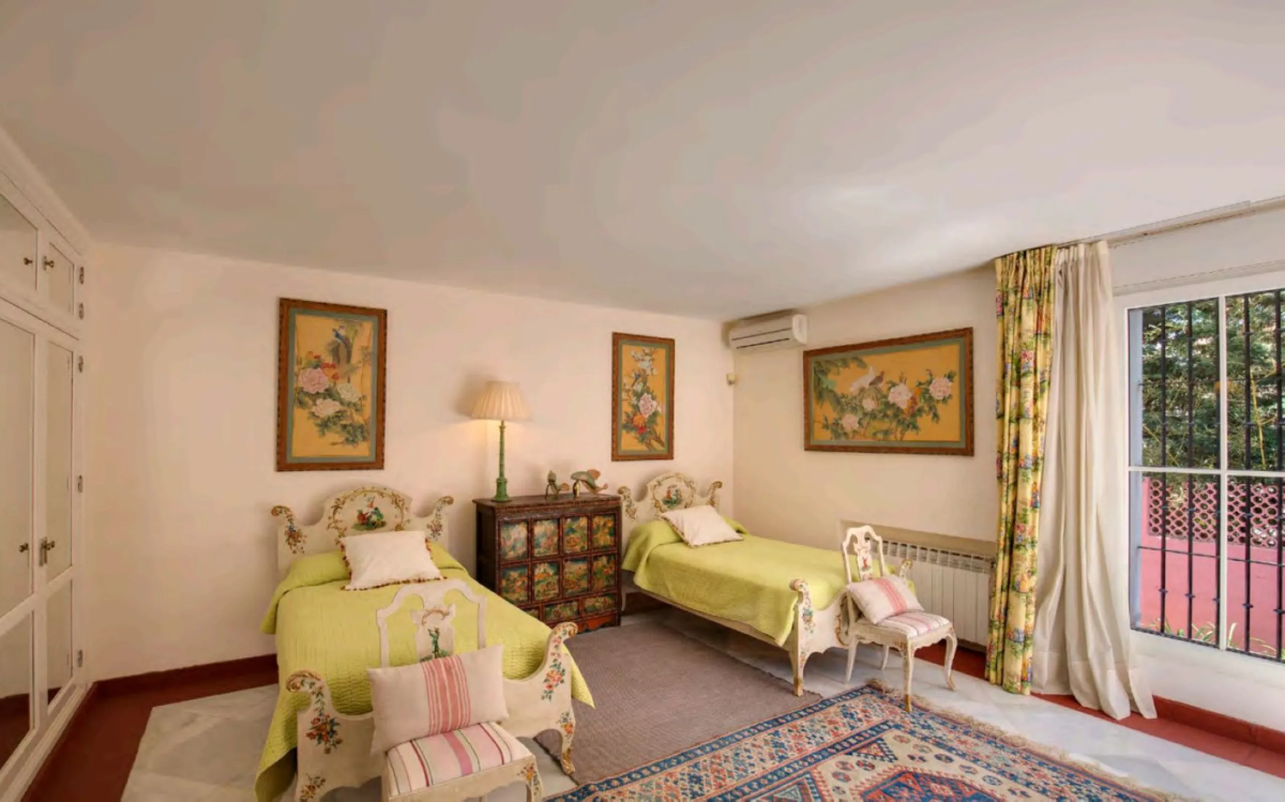 Villa in erster Meereslinie mit direktem Strandzugang in Casasola, Estepona