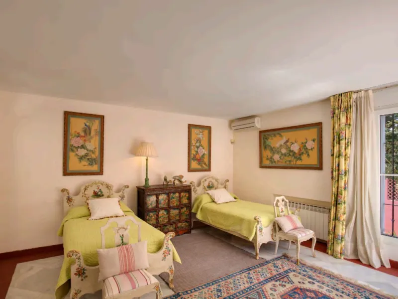 Villa in erster Meereslinie mit direktem Strandzugang in Casasola, Estepona