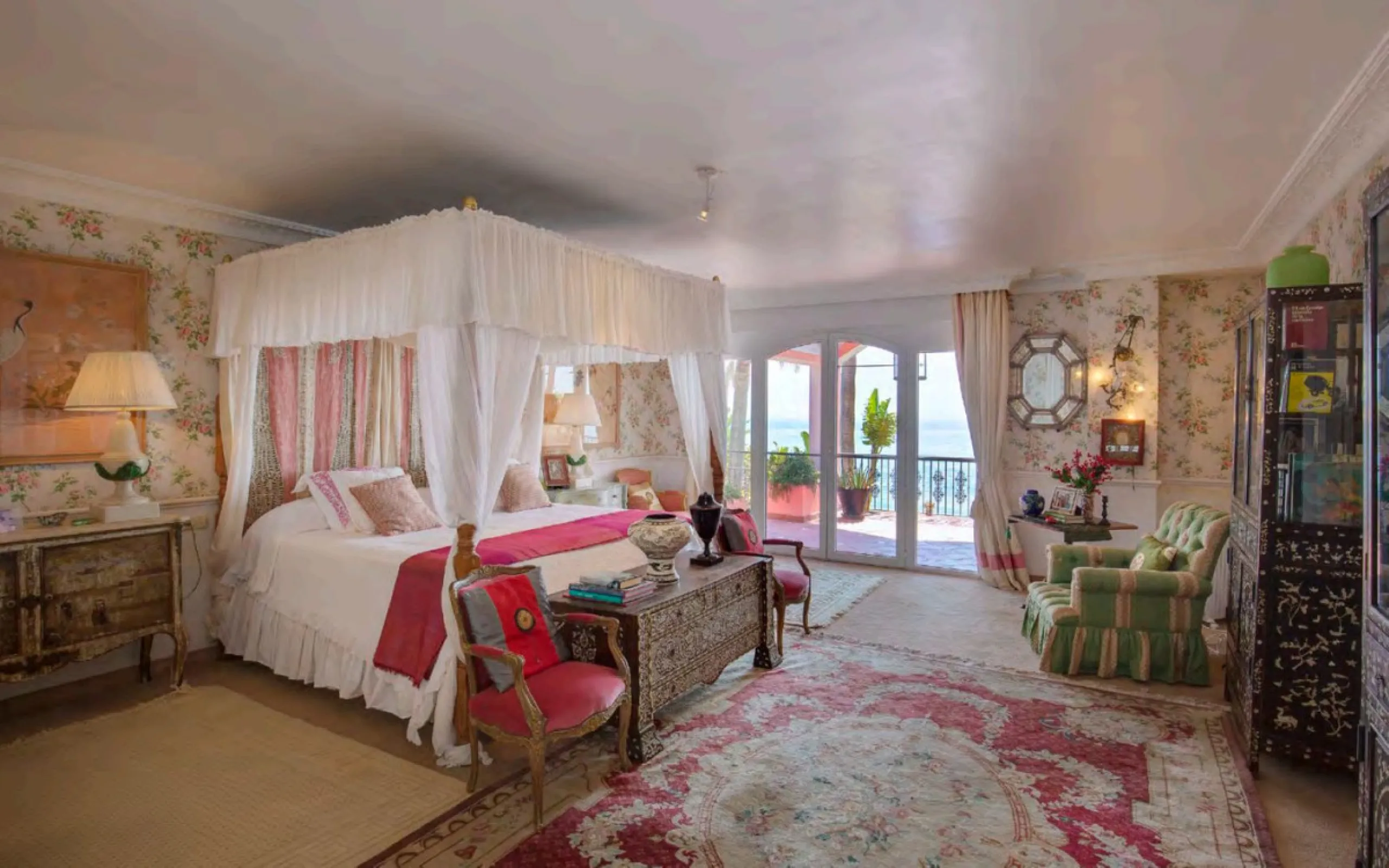 Villa in erster Meereslinie mit direktem Strandzugang in Casasola, Estepona