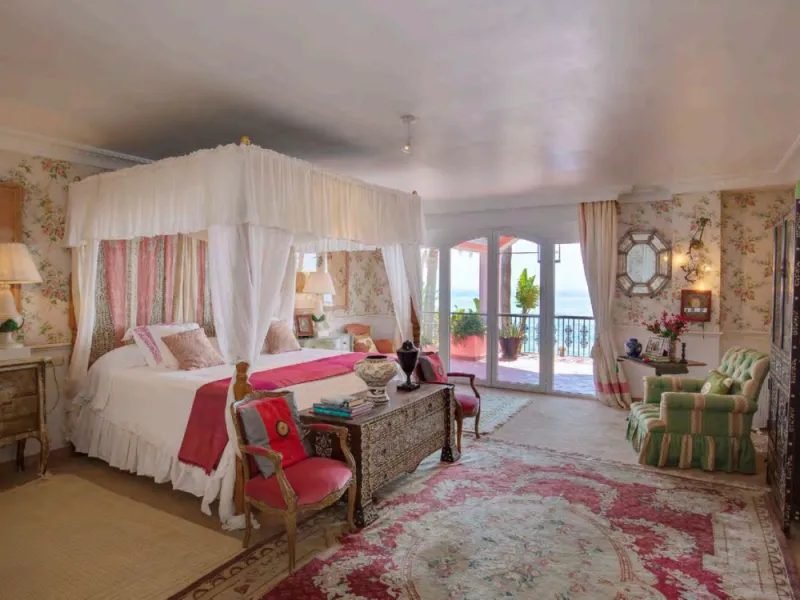 Villa in erster Meereslinie mit direktem Strandzugang in Casasola, Estepona