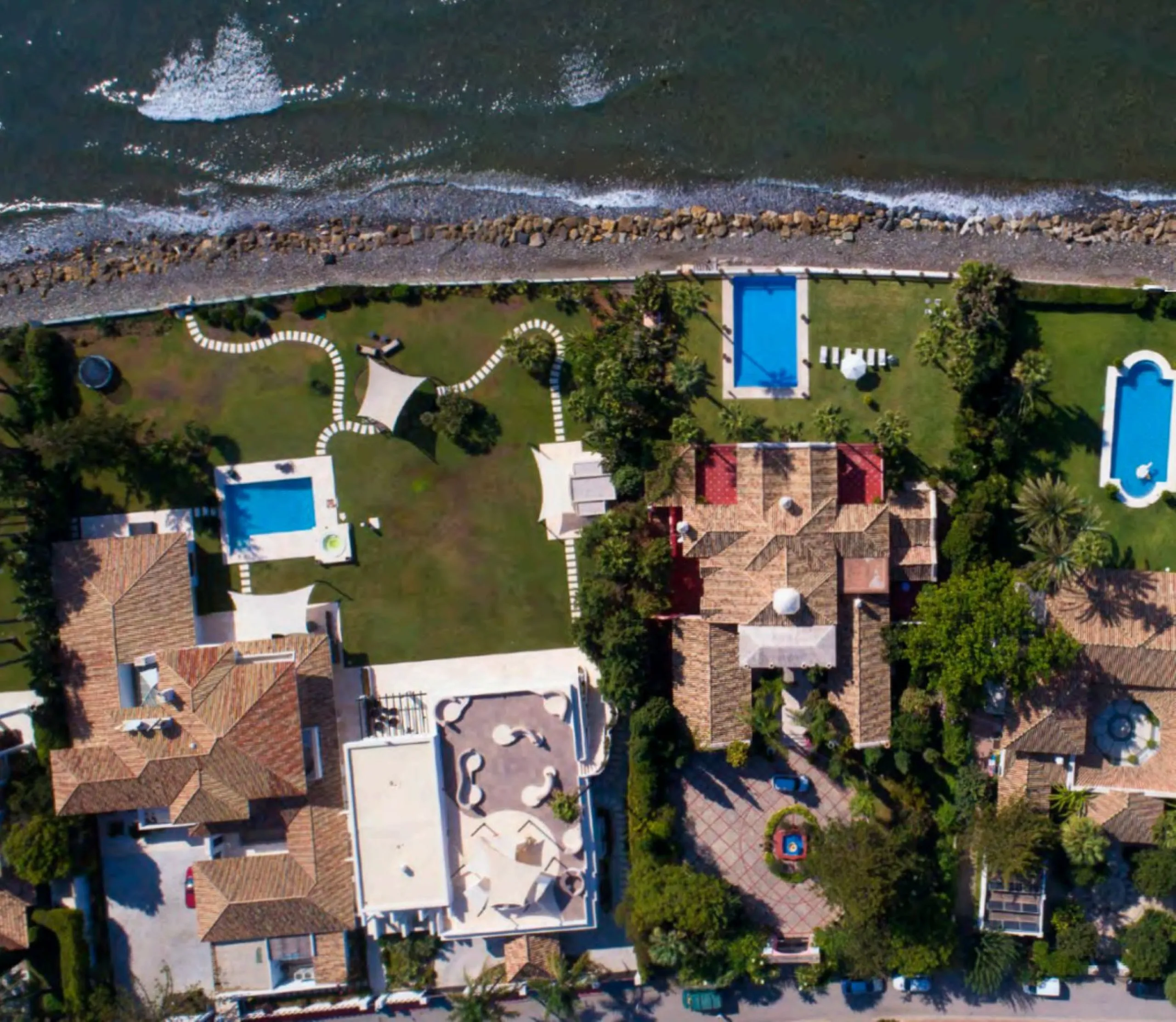 Villa in erster Meereslinie mit direktem Strandzugang in Casasola, Estepona
