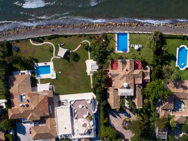 Villa in erster Meereslinie mit direktem Strandzugang in Casasola, Estepona