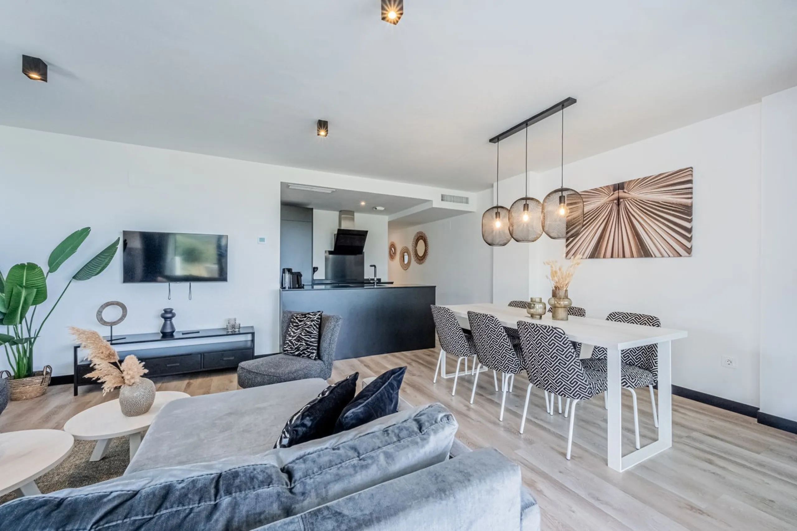 Luxury Ground-Floor CORNER-Apartment with Panoramic Sea & Mountain Views