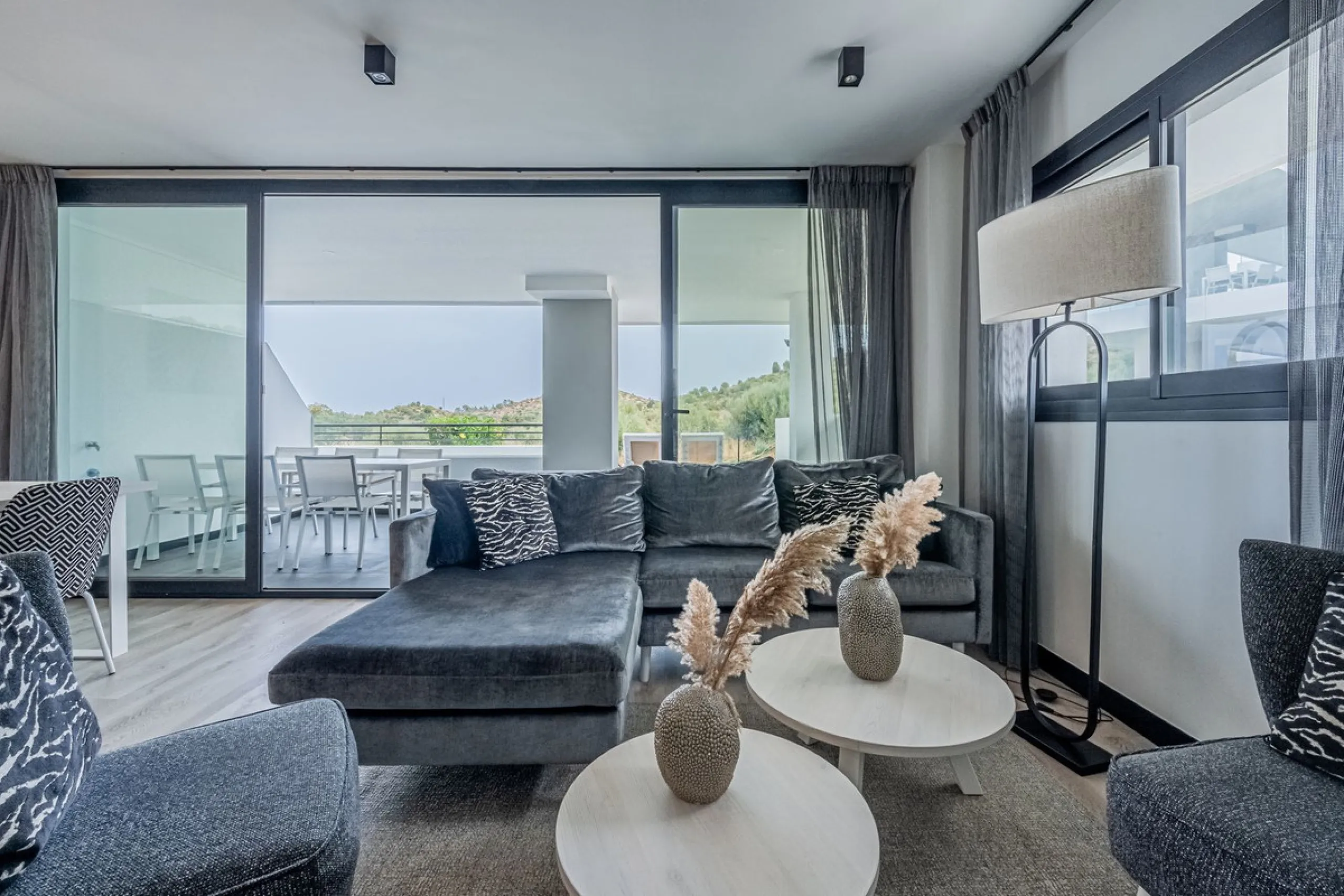 Luxury Ground-Floor CORNER-Apartment with Panoramic Sea & Mountain Views