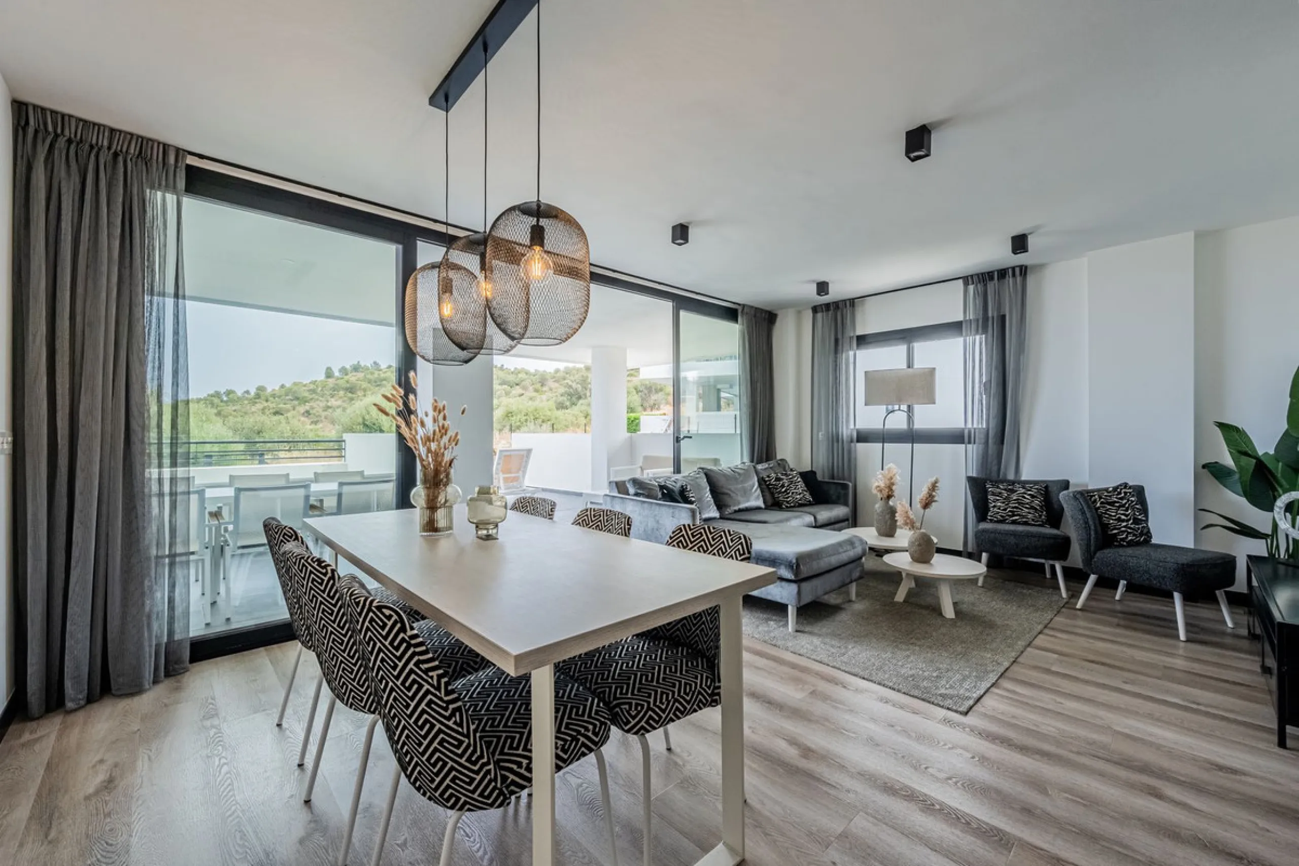Luxury Ground-Floor CORNER-Apartment with Panoramic Sea & Mountain Views