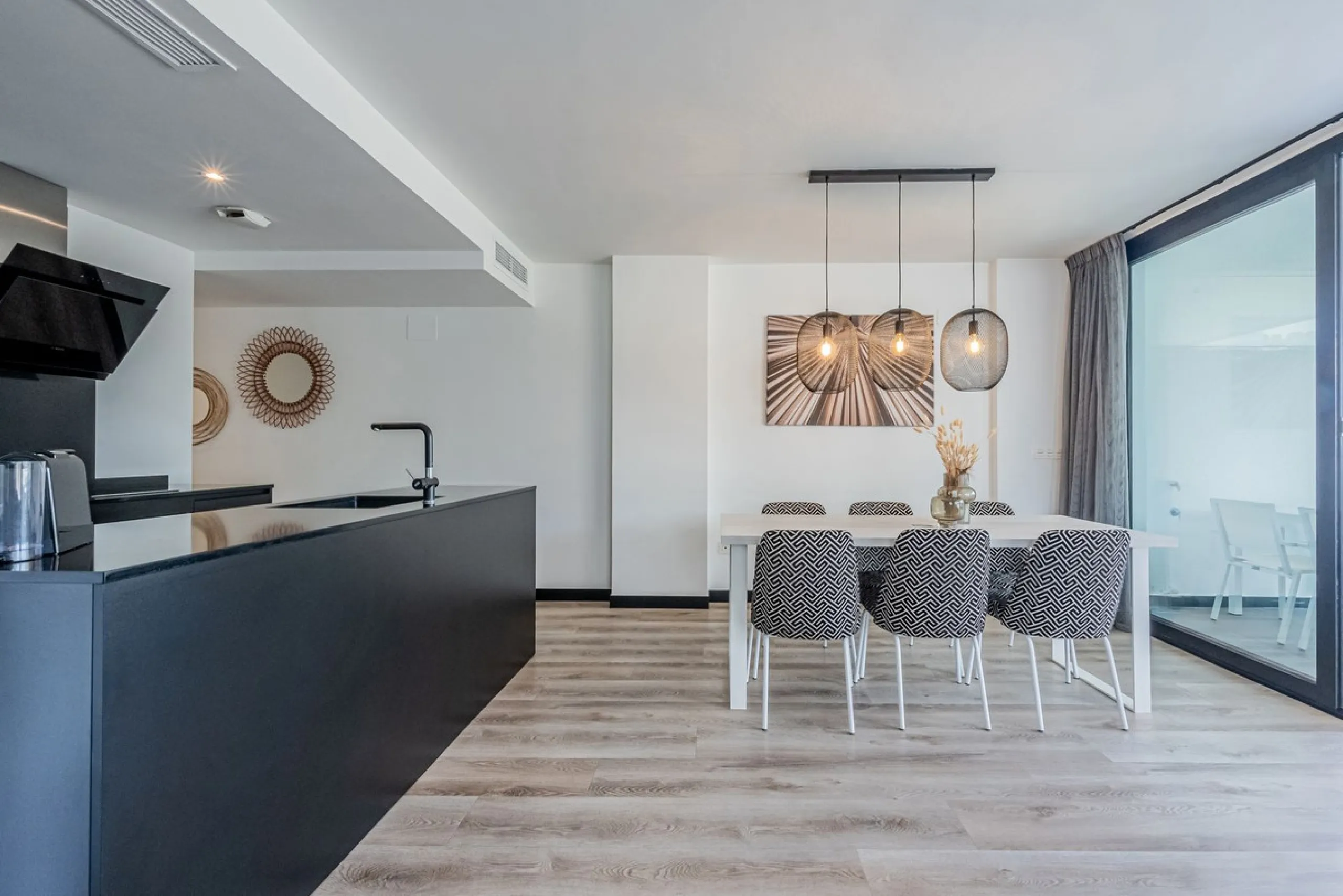 Luxury Ground-Floor CORNER-Apartment with Panoramic Sea & Mountain Views