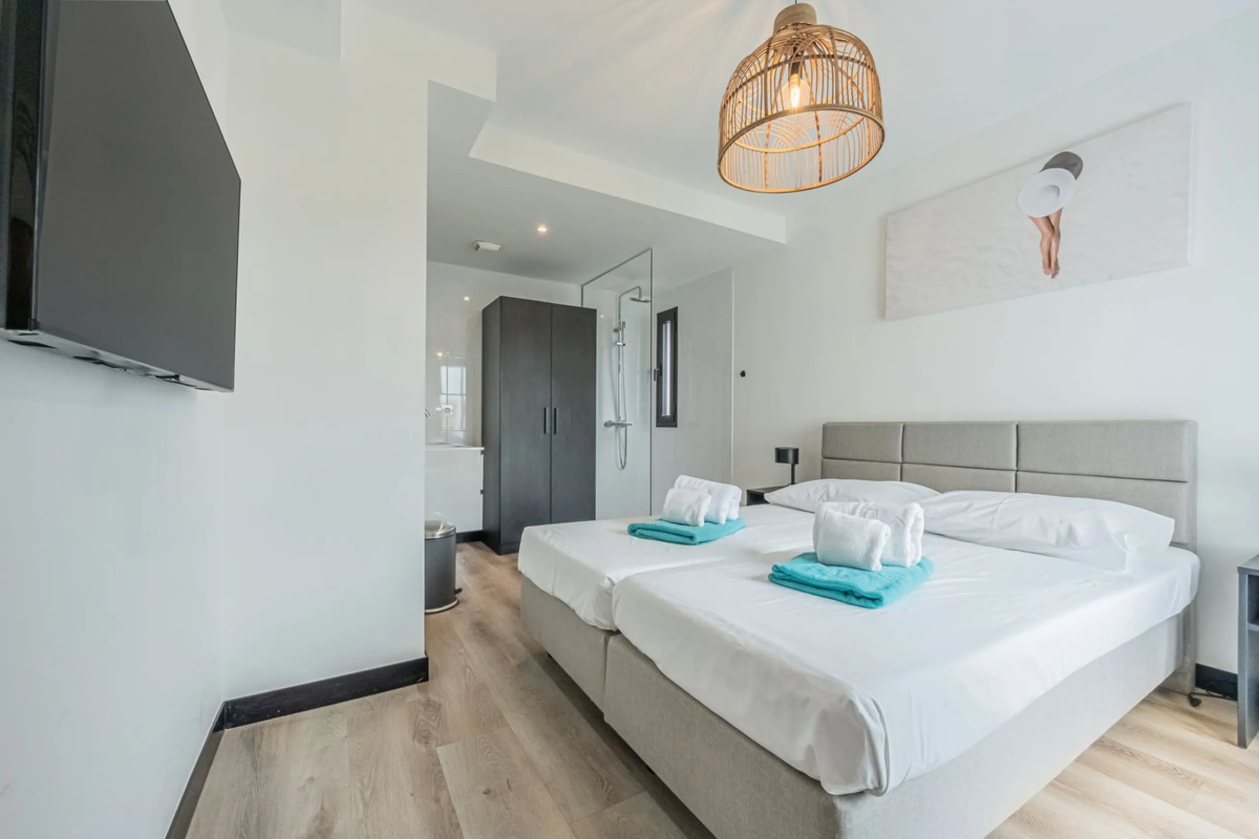Luxury Ground-Floor CORNER-Apartment with Panoramic Sea & Mountain Views