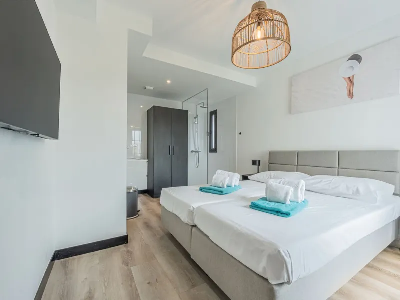 Luxury Ground-Floor CORNER-Apartment with Panoramic Sea & Mountain Views