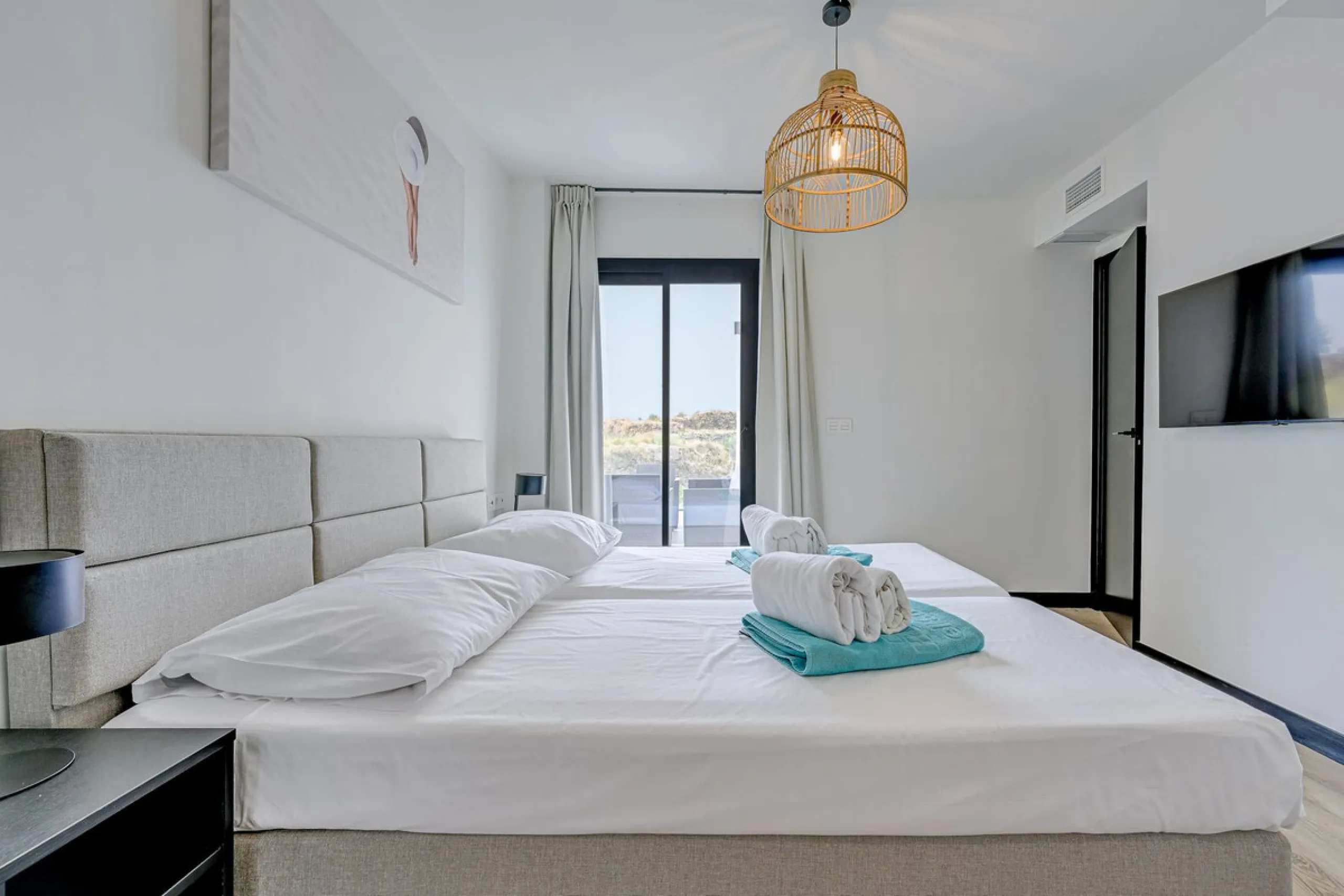 Luxury Ground-Floor CORNER-Apartment with Panoramic Sea & Mountain Views