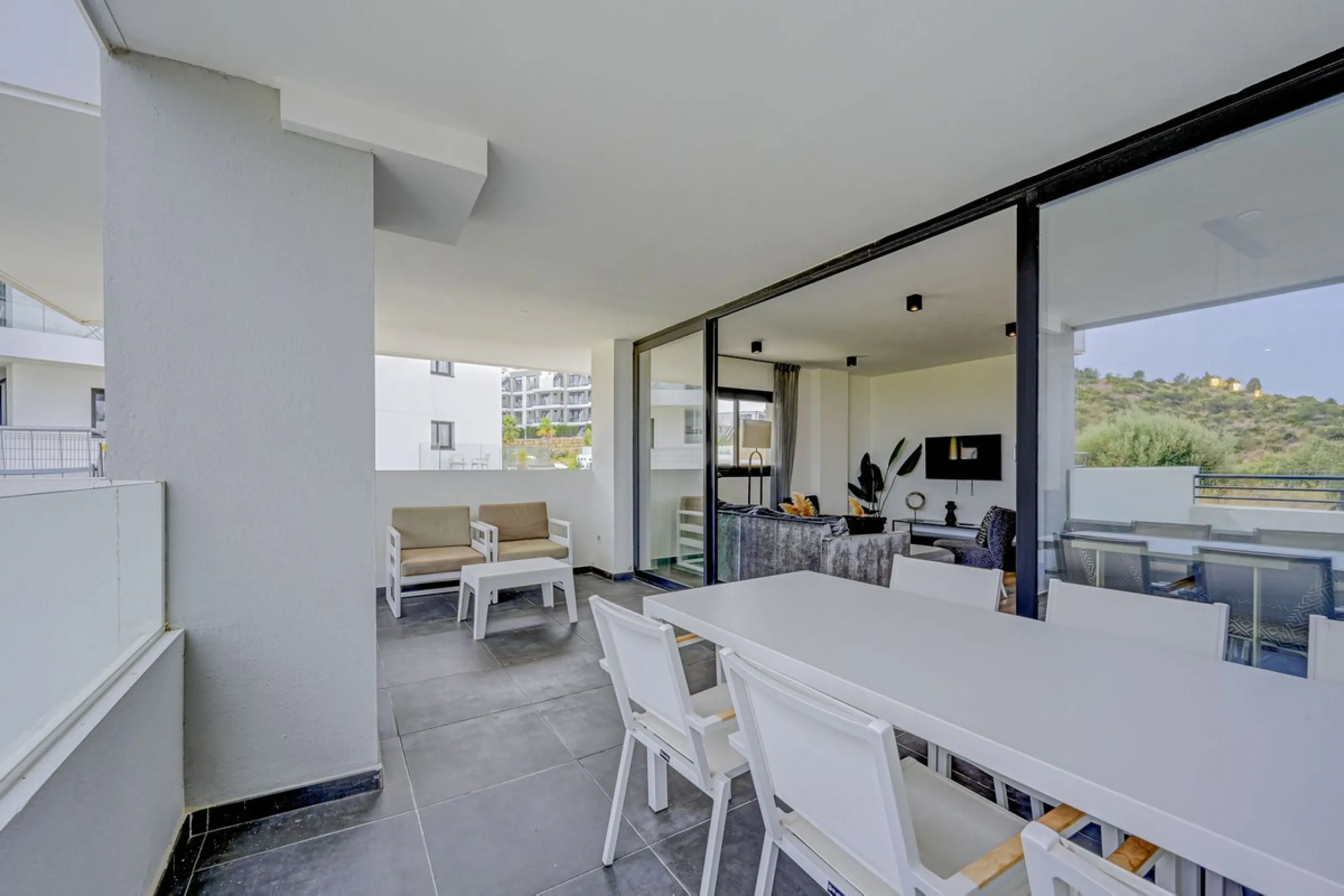 Luxury Ground-Floor CORNER-Apartment with Panoramic Sea & Mountain Views