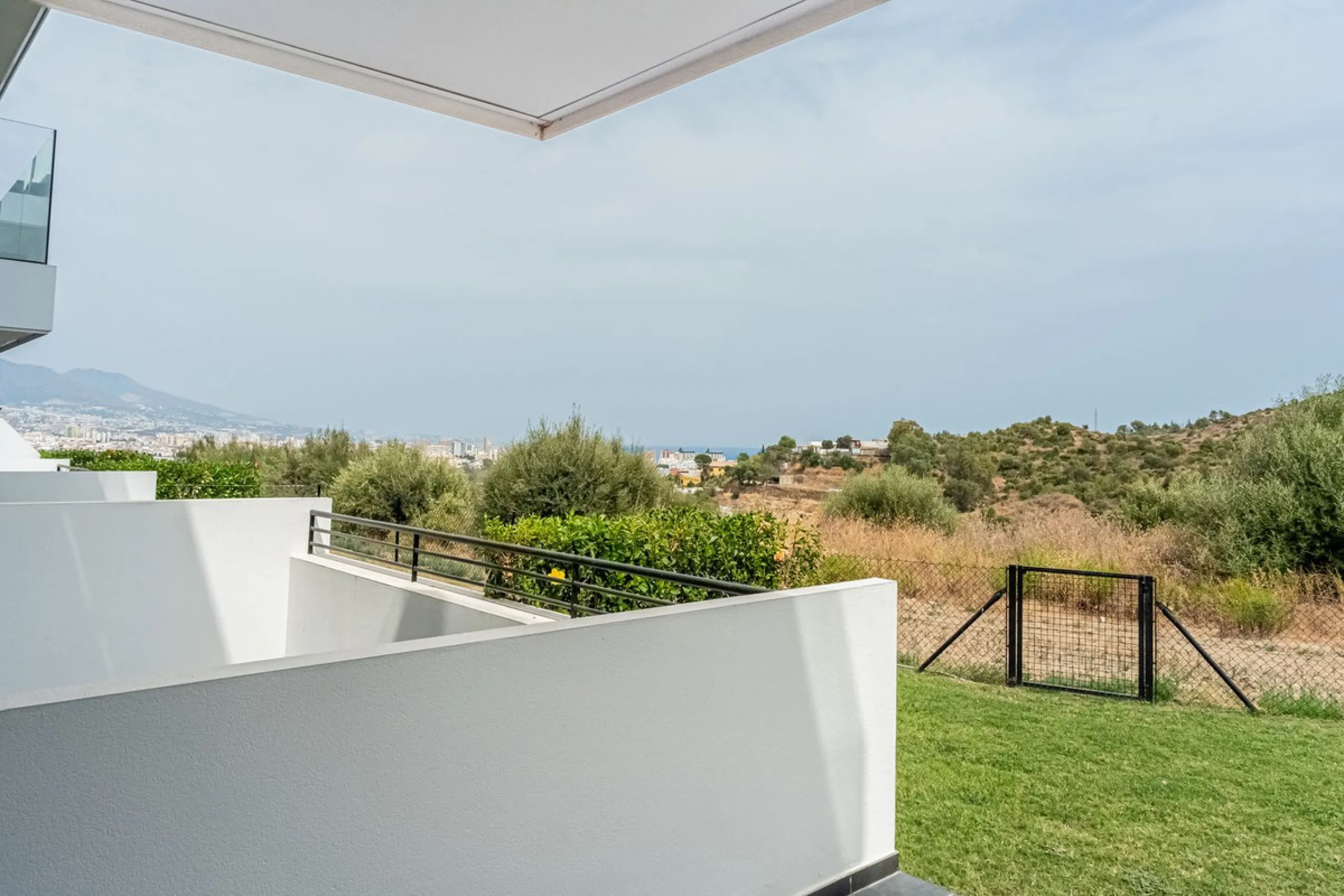 Luxury Ground-Floor CORNER-Apartment with Panoramic Sea & Mountain Views