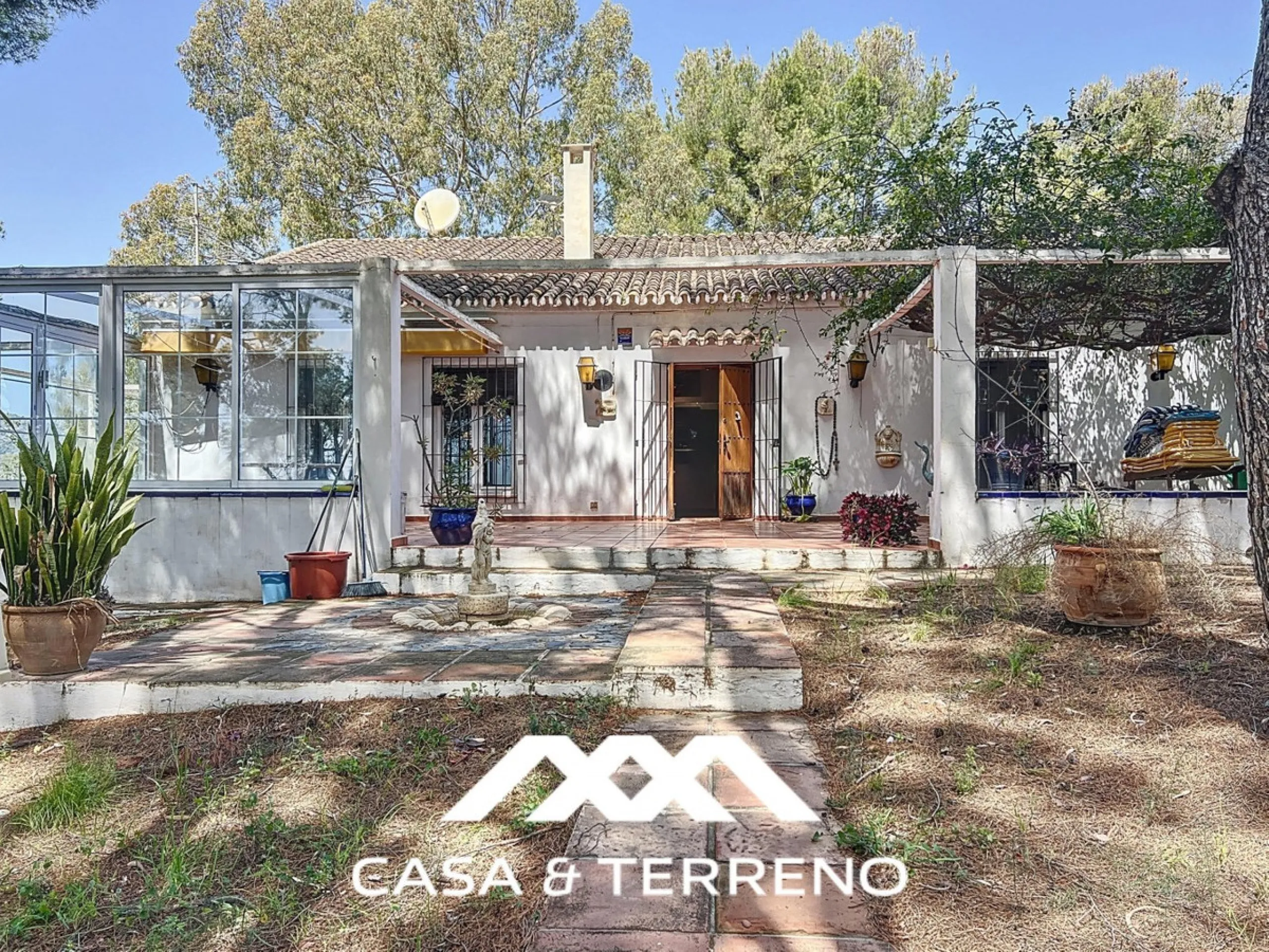 Located between Frigiliana and Nerja, this charming Andalusian-style property combines a comfortable main house with extraordinary exteriors, set on a spectacular plot of over 6,000 m2. Surrounded by mature pine trees and with complete privacy, this finca