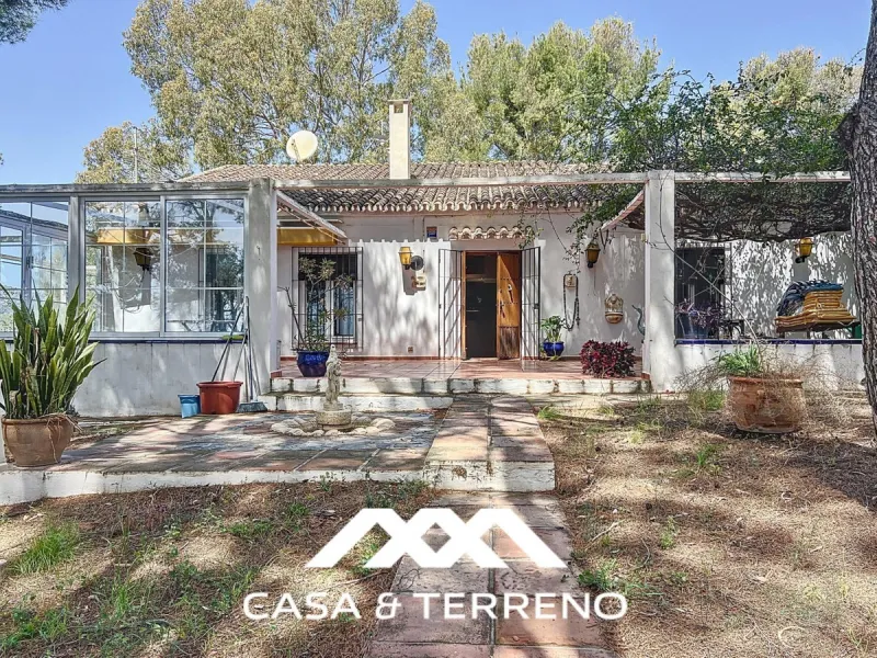 Located between Frigiliana and Nerja, this charming Andalusian-style property combines a comfortable main house with extraordinary exteriors, set on a spectacular plot of over 6,000 m2. Surrounded by mature pine trees and with complete privacy, this finca