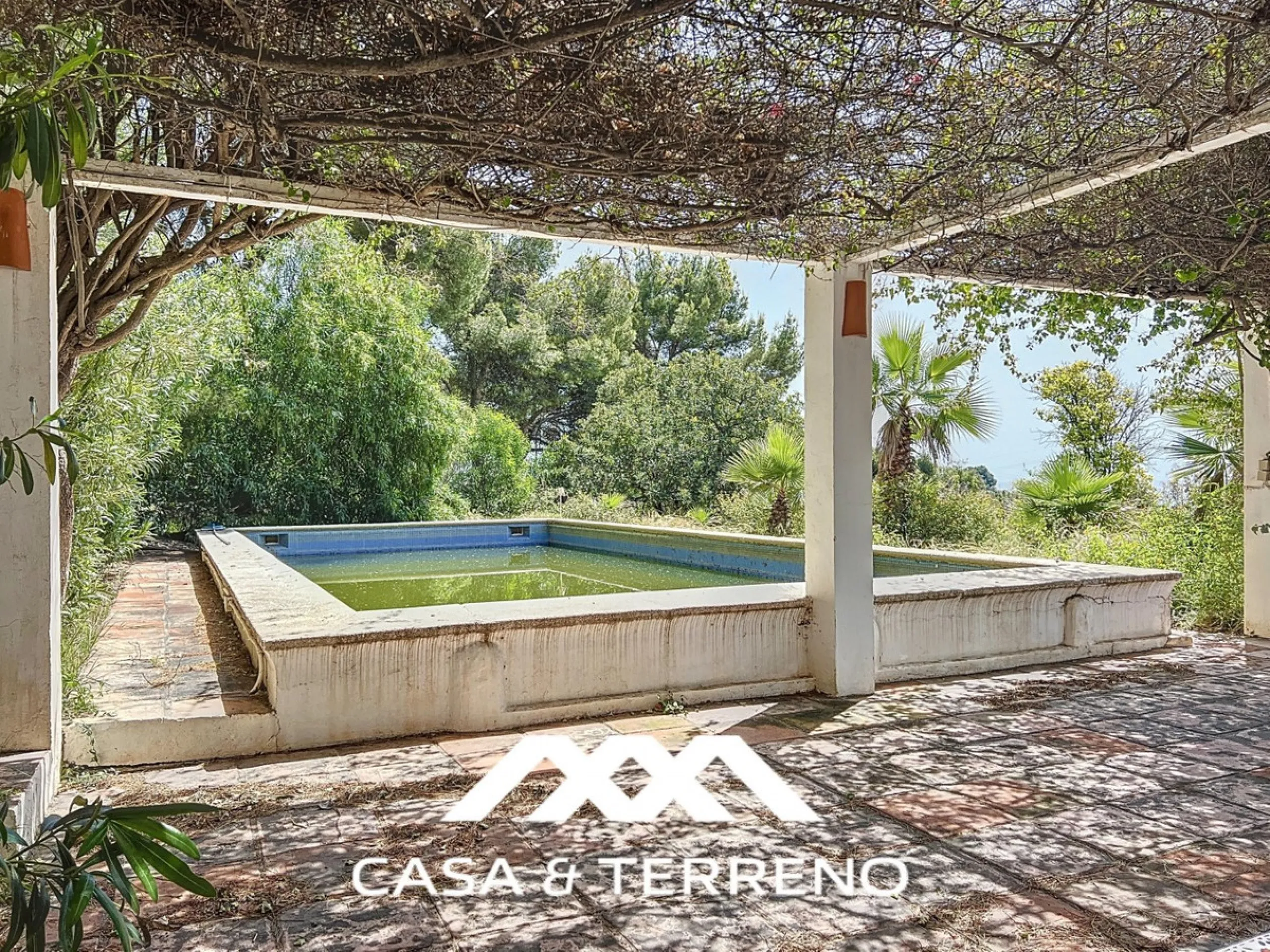 Located between Frigiliana and Nerja, this charming Andalusian-style property combines a comfortable main house with extraordinary exteriors, set on a spectacular plot of over 6,000 m2. Surrounded by mature pine trees and with complete privacy, this finca