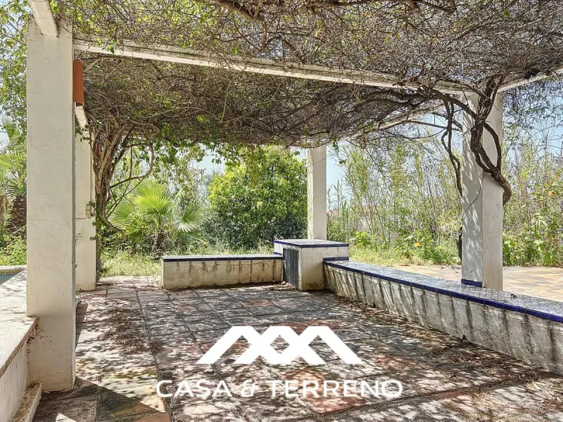Located between Frigiliana and Nerja, this charming Andalusian-style property combines a comfortable main house with extraordinary exteriors, set on a spectacular plot of over 6,000 m2. Surrounded by mature pine trees and with complete privacy, this finca