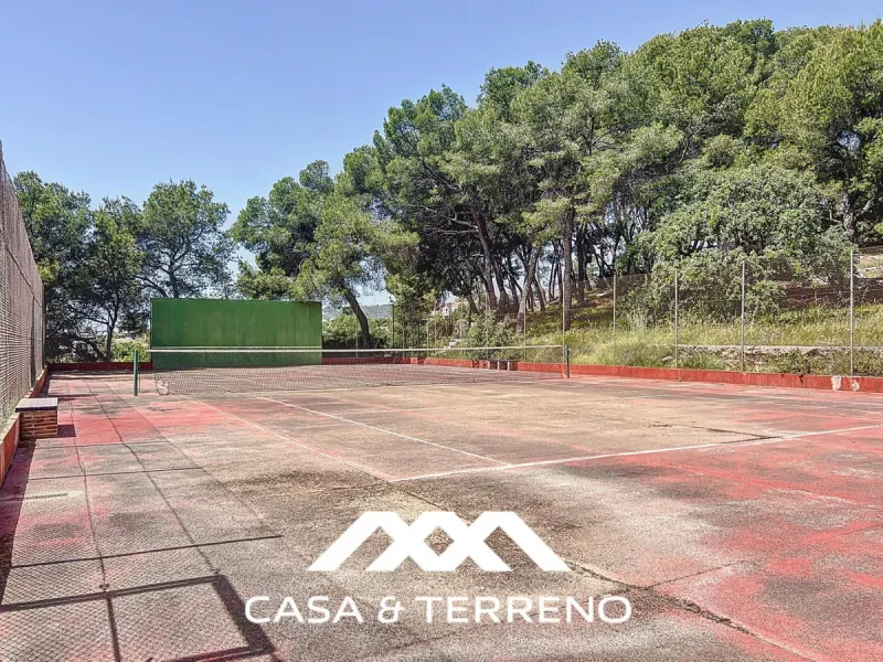 Located between Frigiliana and Nerja, this charming Andalusian-style property combines a comfortable main house with extraordinary exteriors, set on a spectacular plot of over 6,000 m2. Surrounded by mature pine trees and with complete privacy, this finca