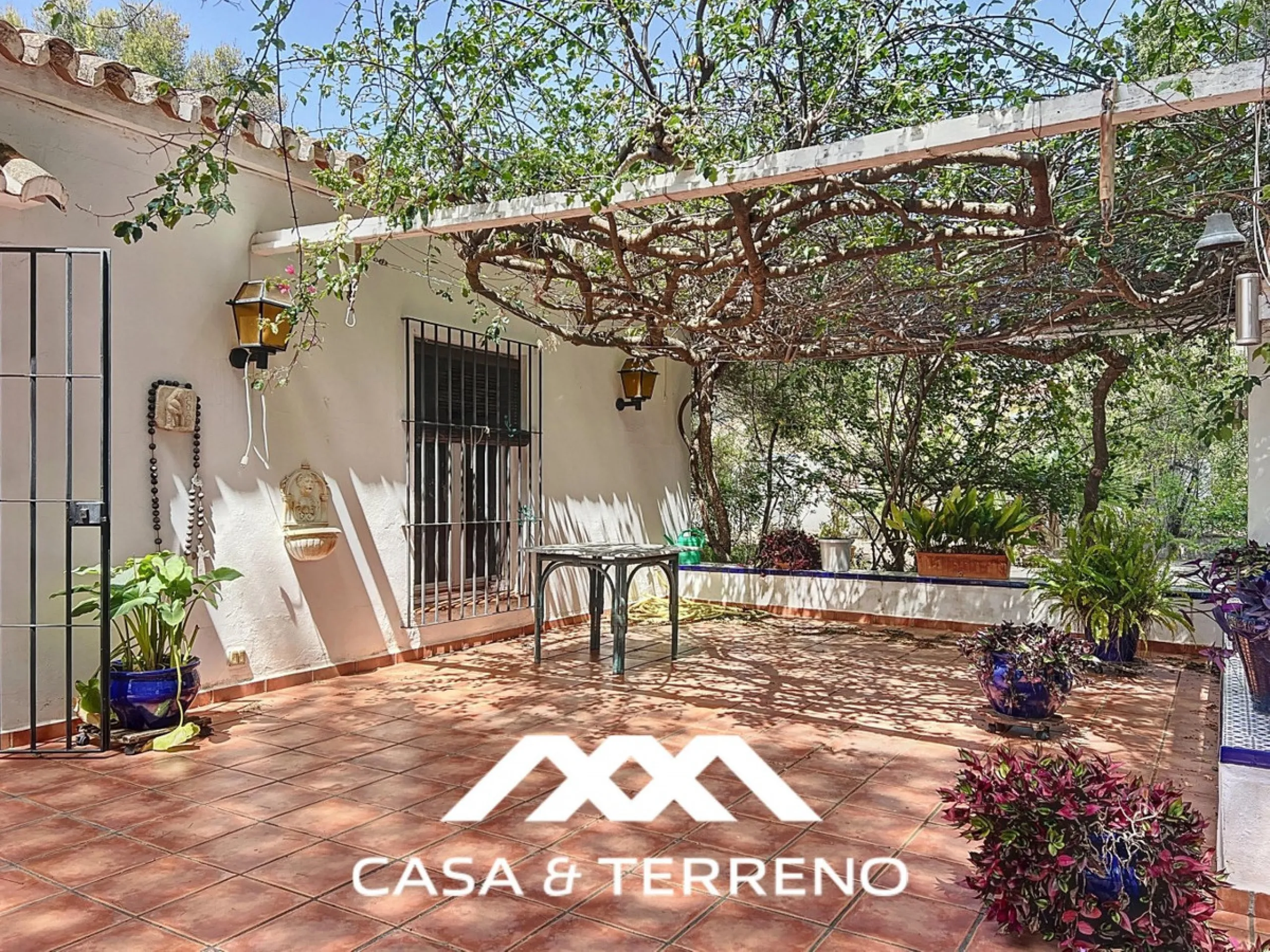 Located between Frigiliana and Nerja, this charming Andalusian-style property combines a comfortable main house with extraordinary exteriors, set on a spectacular plot of over 6,000 m2. Surrounded by mature pine trees and with complete privacy, this finca