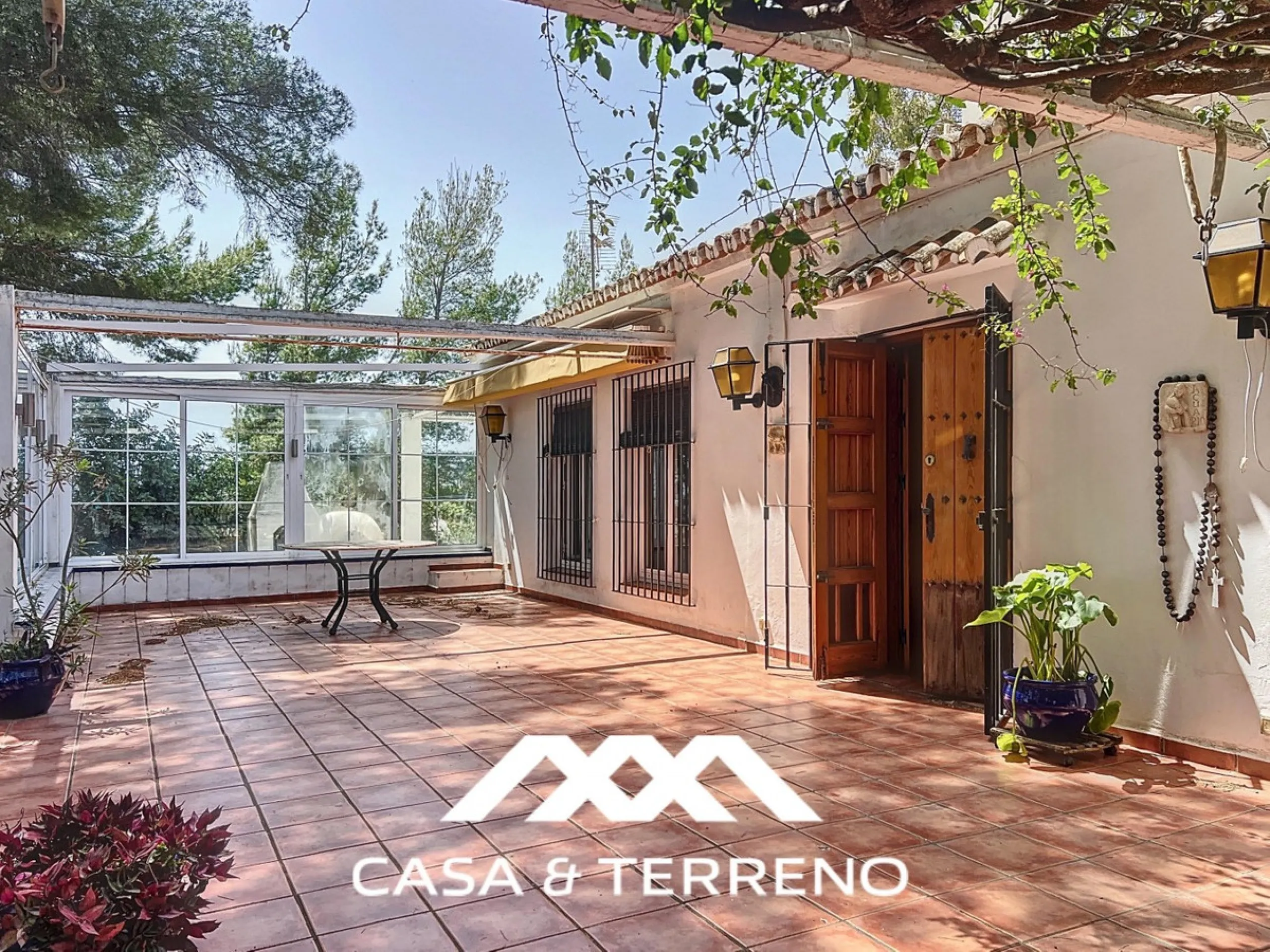 Located between Frigiliana and Nerja, this charming Andalusian-style property combines a comfortable main house with extraordinary exteriors, set on a spectacular plot of over 6,000 m2. Surrounded by mature pine trees and with complete privacy, this finca