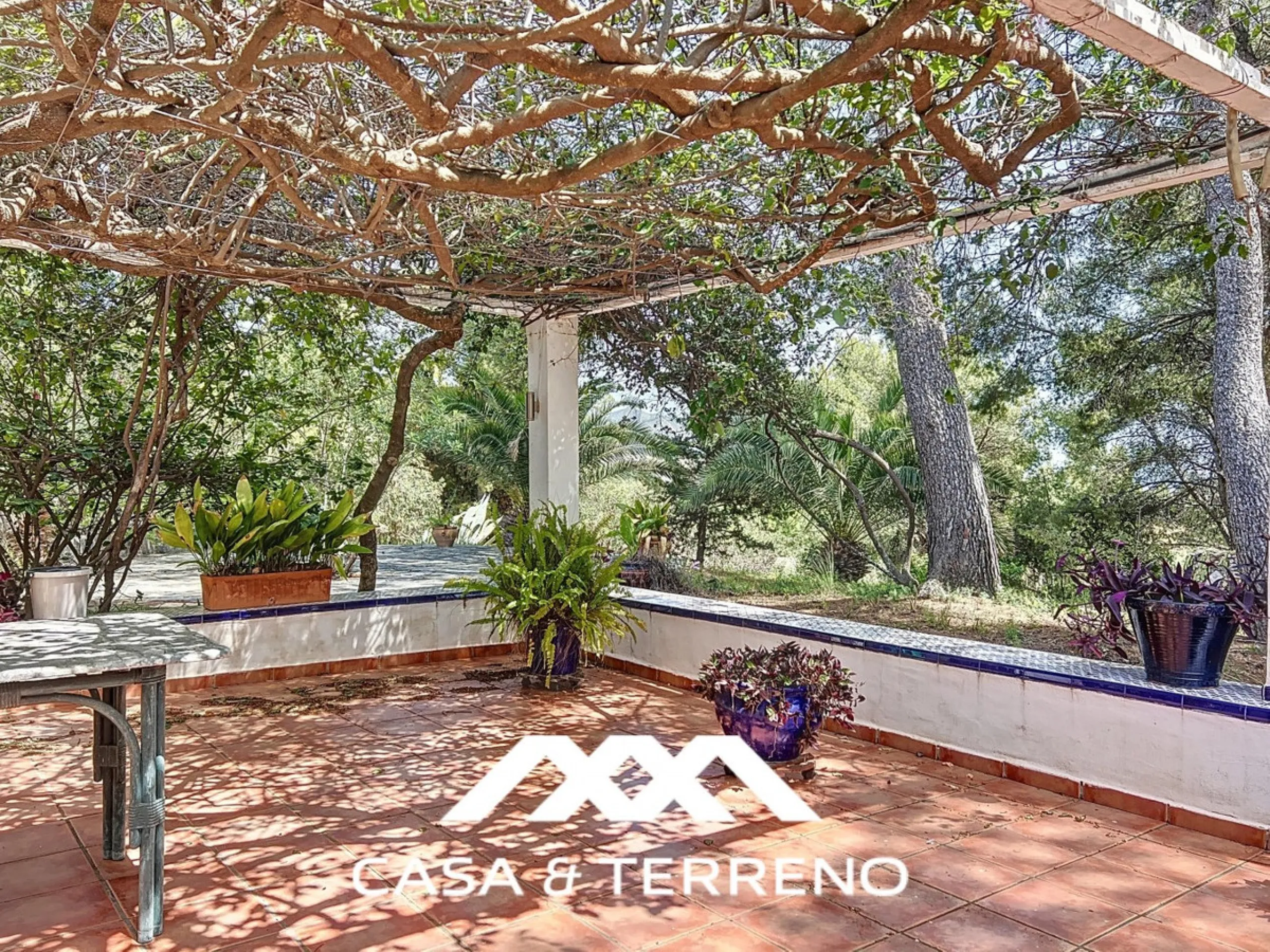 Located between Frigiliana and Nerja, this charming Andalusian-style property combines a comfortable main house with extraordinary exteriors, set on a spectacular plot of over 6,000 m2. Surrounded by mature pine trees and with complete privacy, this finca