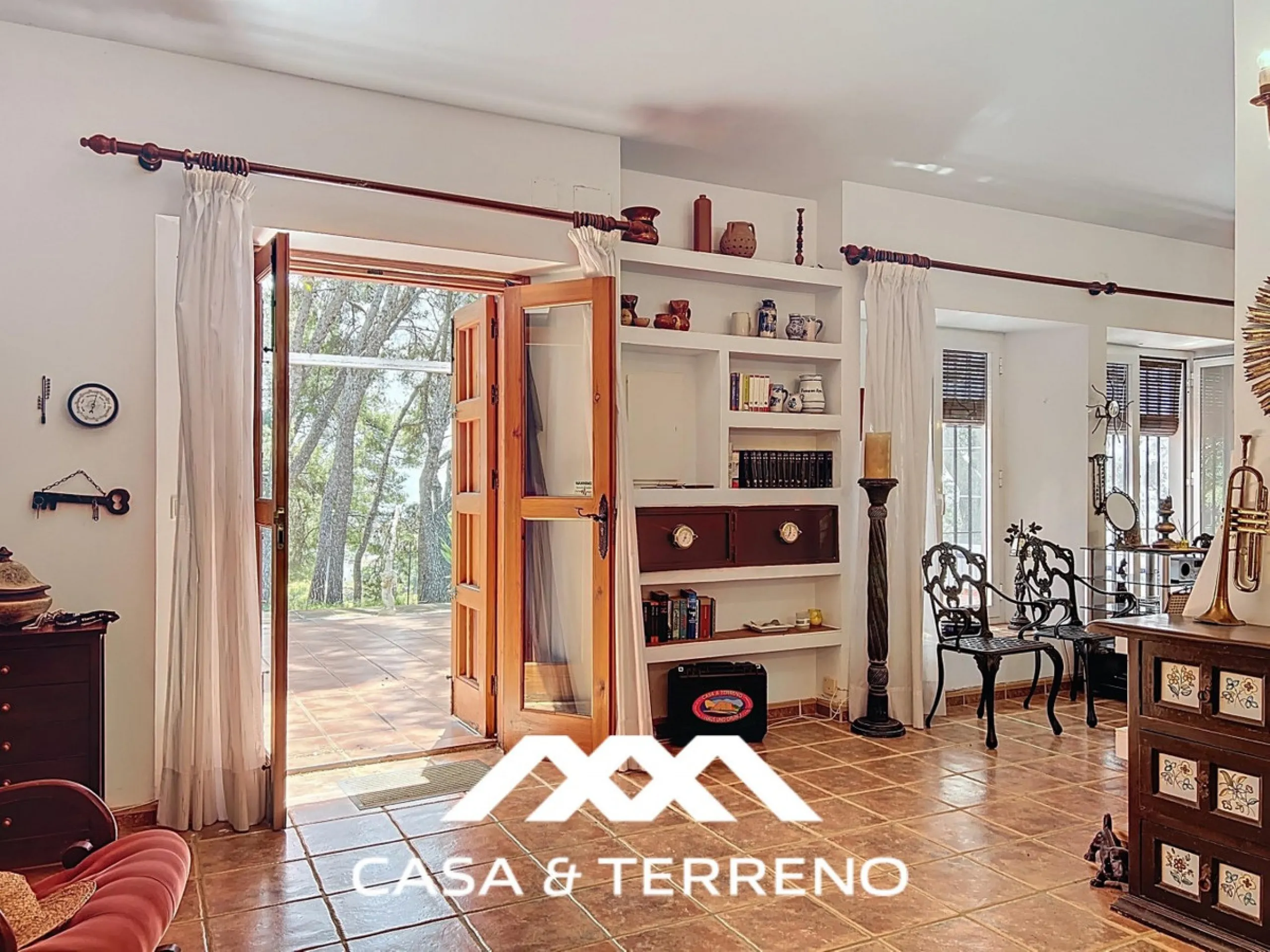 Located between Frigiliana and Nerja, this charming Andalusian-style property combines a comfortable main house with extraordinary exteriors, set on a spectacular plot of over 6,000 m2. Surrounded by mature pine trees and with complete privacy, this finca