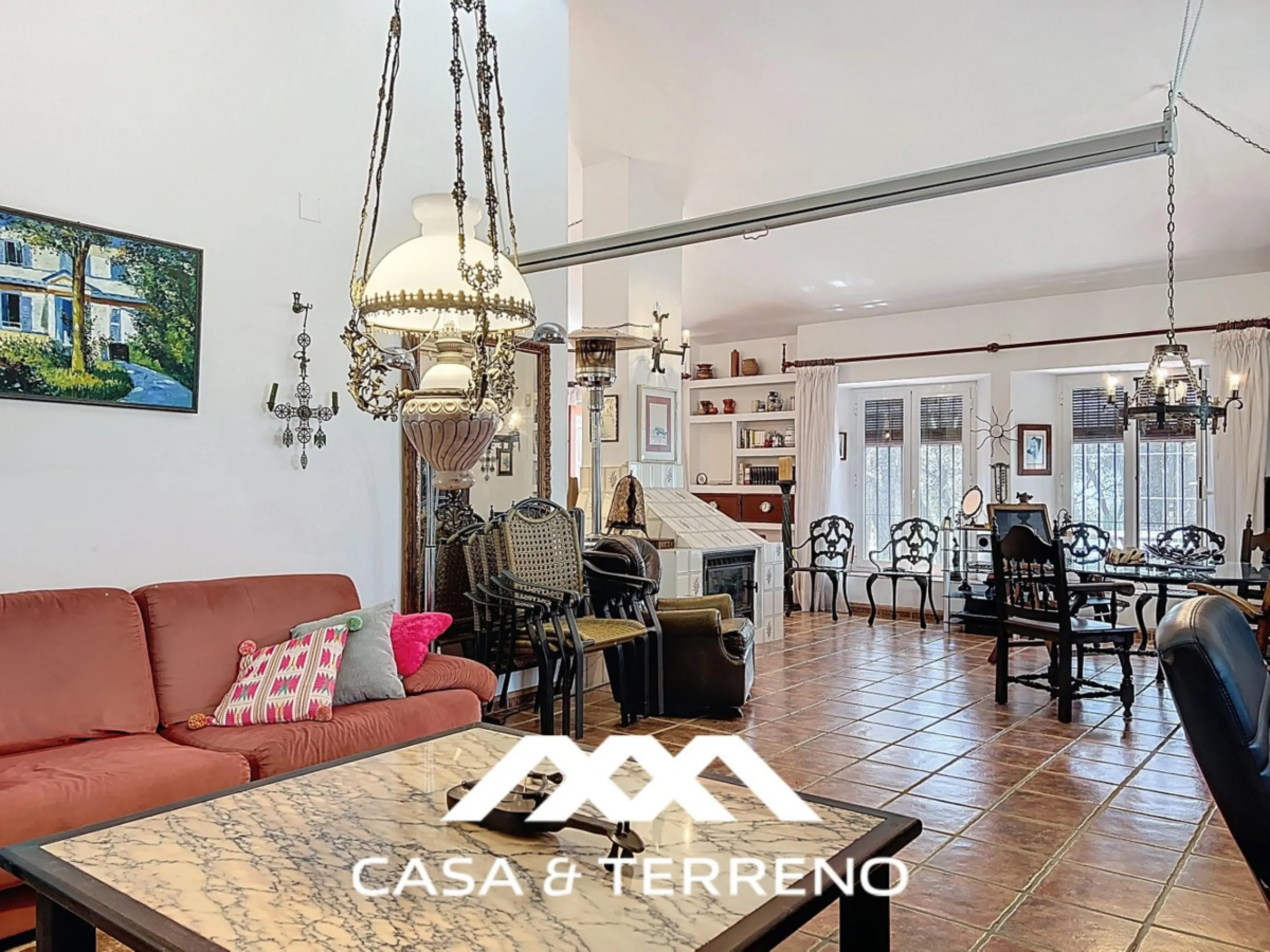 Located between Frigiliana and Nerja, this charming Andalusian-style property combines a comfortable main house with extraordinary exteriors, set on a spectacular plot of over 6,000 m2. Surrounded by mature pine trees and with complete privacy, this finca
