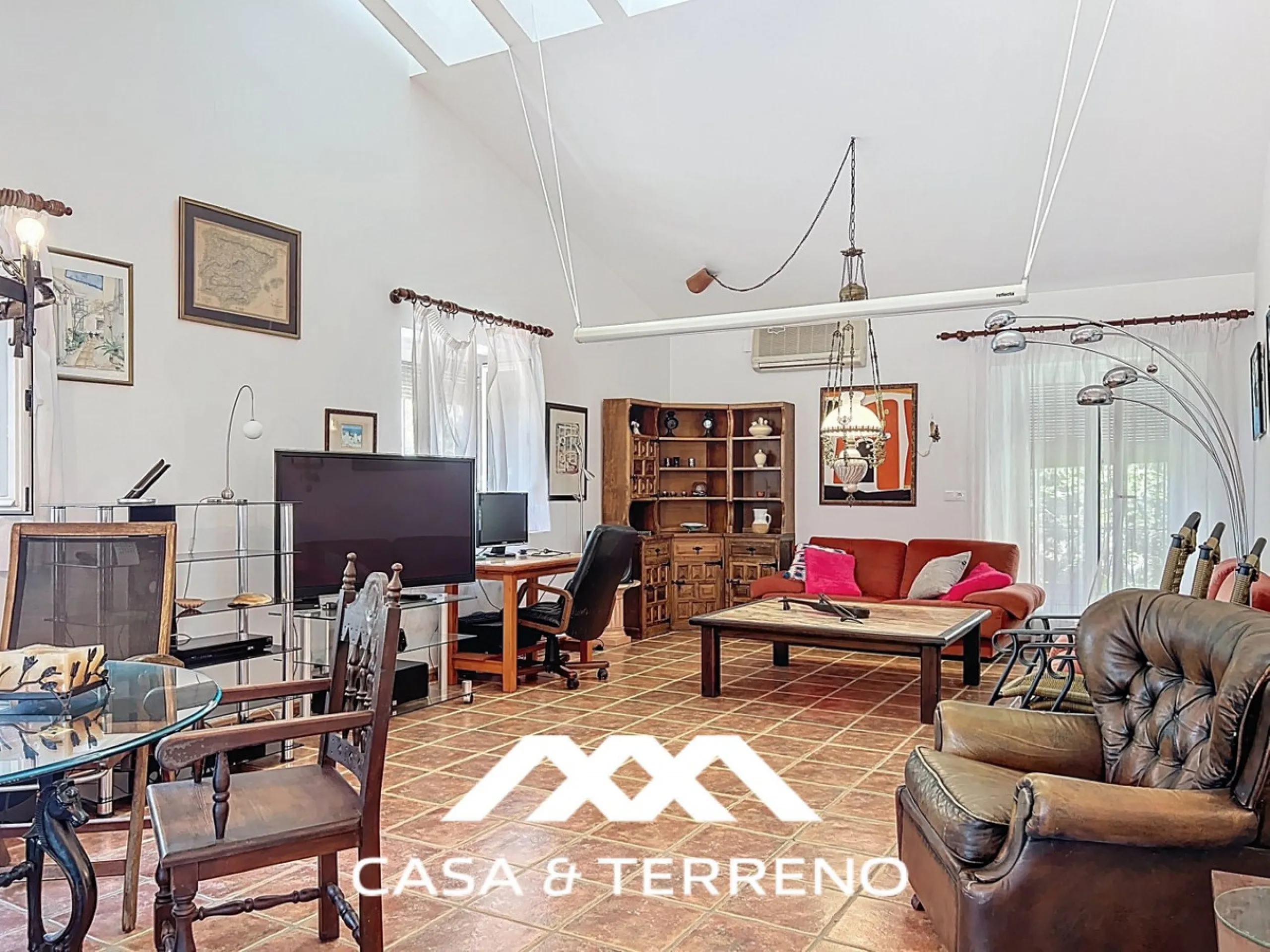 Located between Frigiliana and Nerja, this charming Andalusian-style property combines a comfortable main house with extraordinary exteriors, set on a spectacular plot of over 6,000 m2. Surrounded by mature pine trees and with complete privacy, this finca