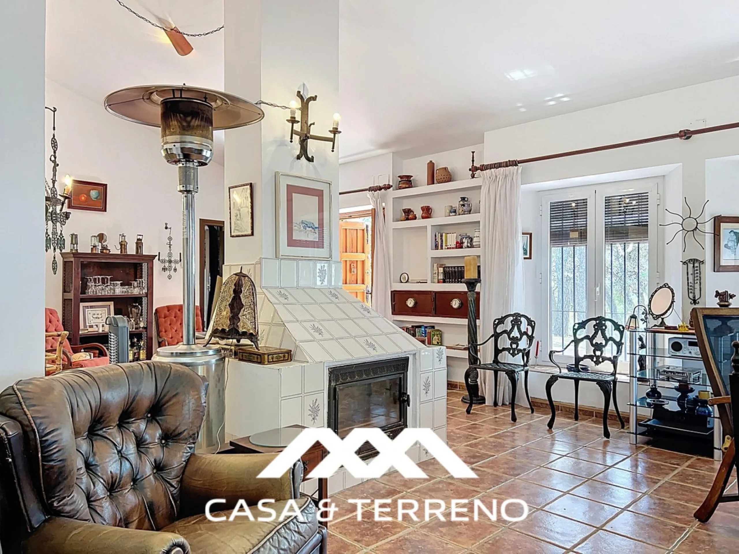 Located between Frigiliana and Nerja, this charming Andalusian-style property combines a comfortable main house with extraordinary exteriors, set on a spectacular plot of over 6,000 m2. Surrounded by mature pine trees and with complete privacy, this finca