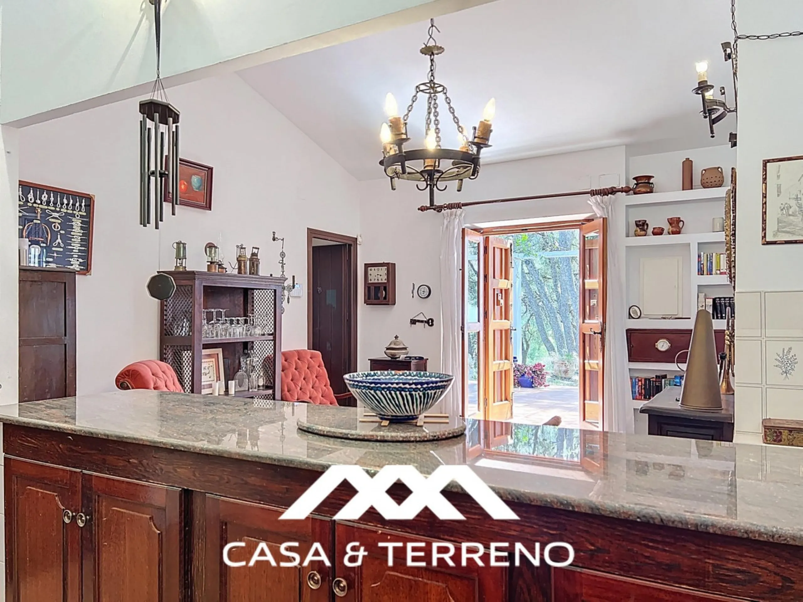 Located between Frigiliana and Nerja, this charming Andalusian-style property combines a comfortable main house with extraordinary exteriors, set on a spectacular plot of over 6,000 m2. Surrounded by mature pine trees and with complete privacy, this finca