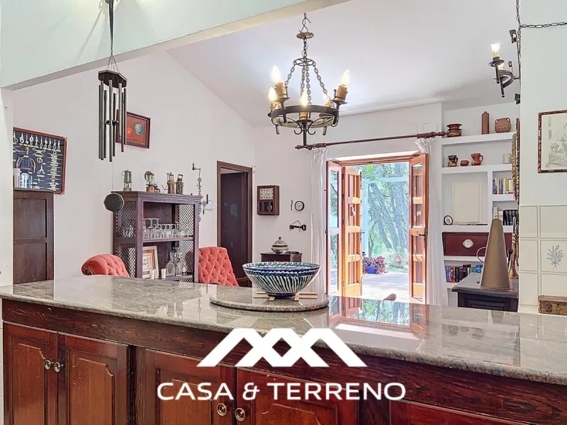 Located between Frigiliana and Nerja, this charming Andalusian-style property combines a comfortable main house with extraordinary exteriors, set on a spectacular plot of over 6,000 m2. Surrounded by mature pine trees and with complete privacy, this finca