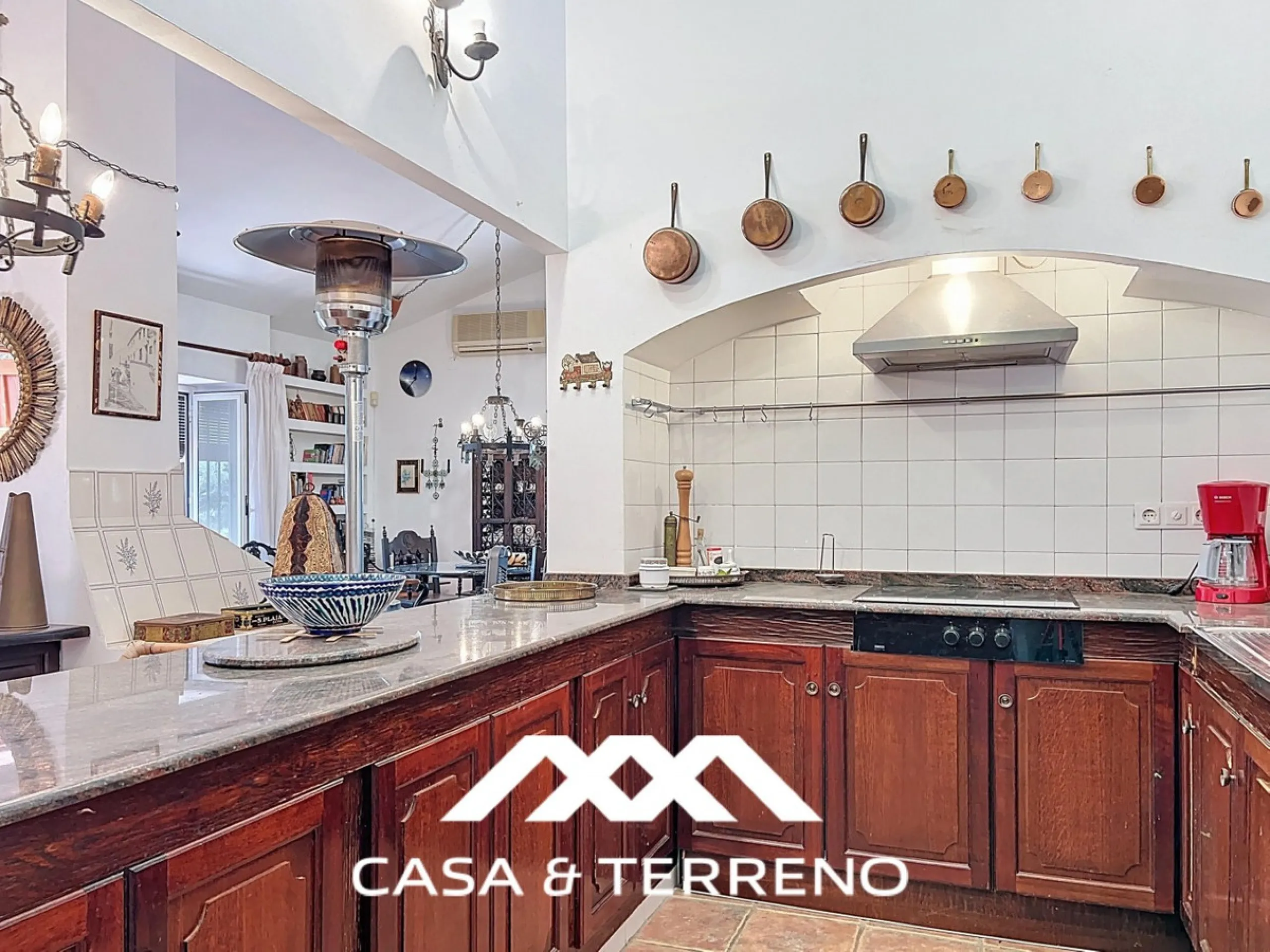 Located between Frigiliana and Nerja, this charming Andalusian-style property combines a comfortable main house with extraordinary exteriors, set on a spectacular plot of over 6,000 m2. Surrounded by mature pine trees and with complete privacy, this finca