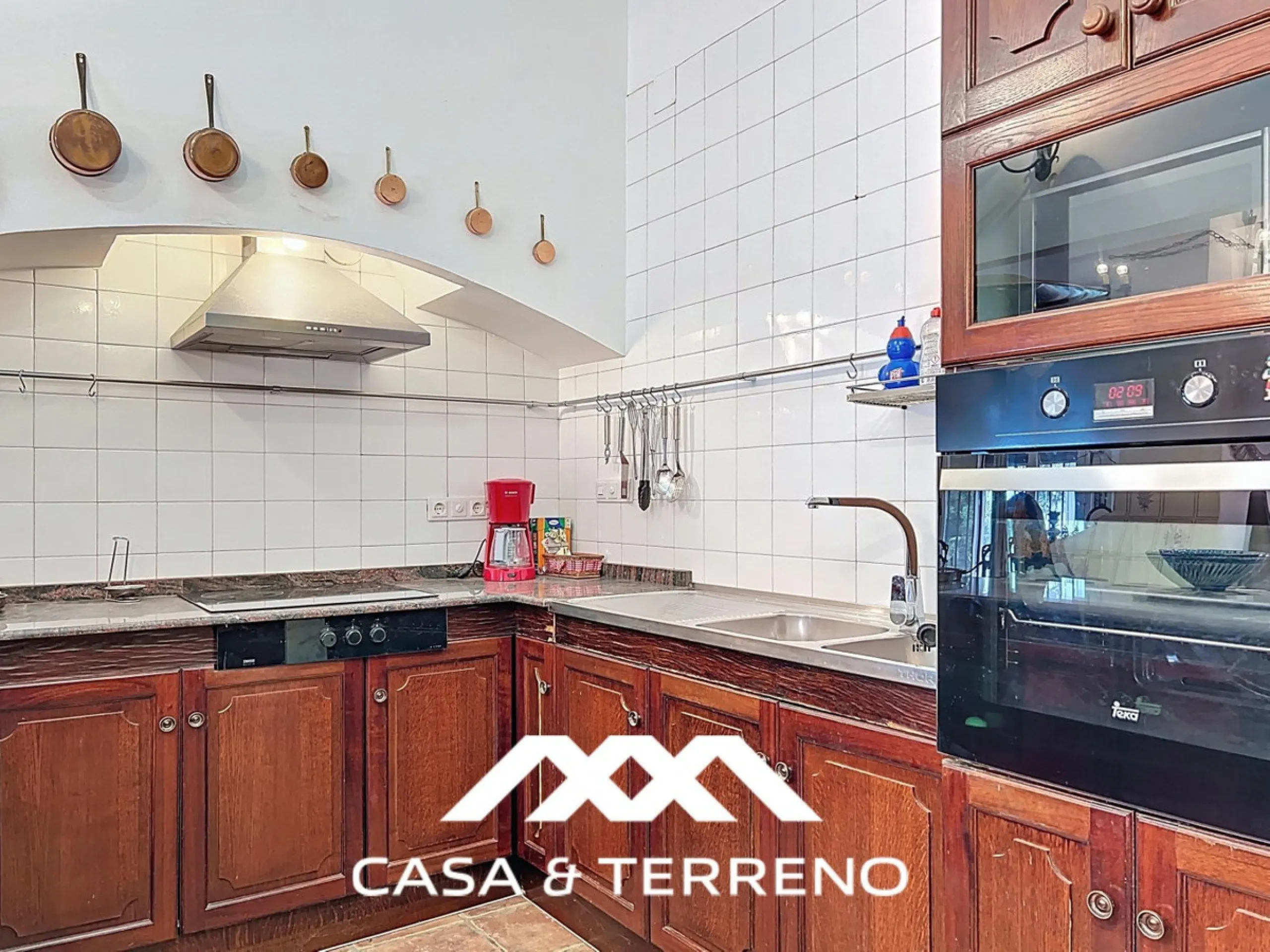 Located between Frigiliana and Nerja, this charming Andalusian-style property combines a comfortable main house with extraordinary exteriors, set on a spectacular plot of over 6,000 m2. Surrounded by mature pine trees and with complete privacy, this finca
