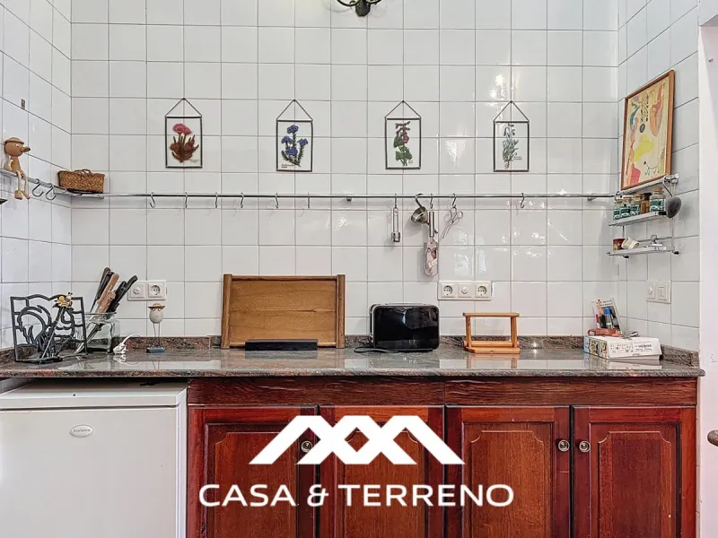 Located between Frigiliana and Nerja, this charming Andalusian-style property combines a comfortable main house with extraordinary exteriors, set on a spectacular plot of over 6,000 m2. Surrounded by mature pine trees and with complete privacy, this finca