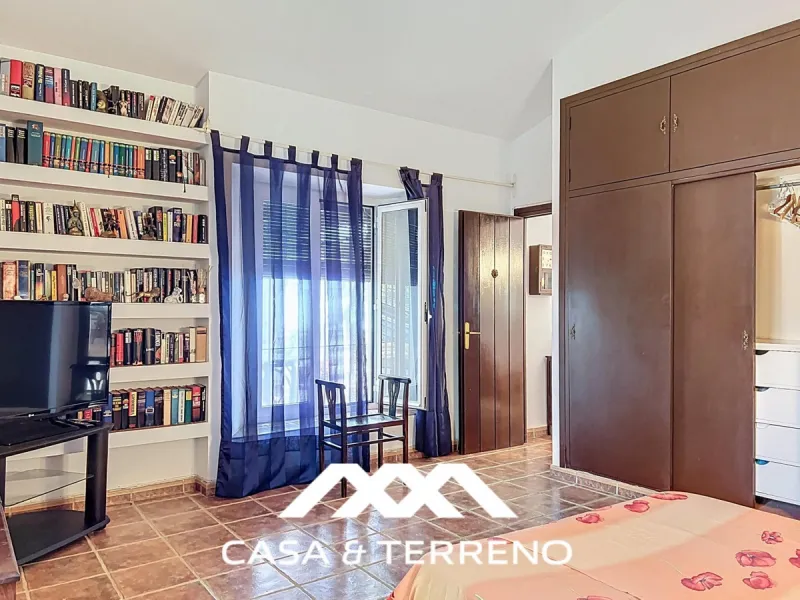 Located between Frigiliana and Nerja, this charming Andalusian-style property combines a comfortable main house with extraordinary exteriors, set on a spectacular plot of over 6,000 m2. Surrounded by mature pine trees and with complete privacy, this finca