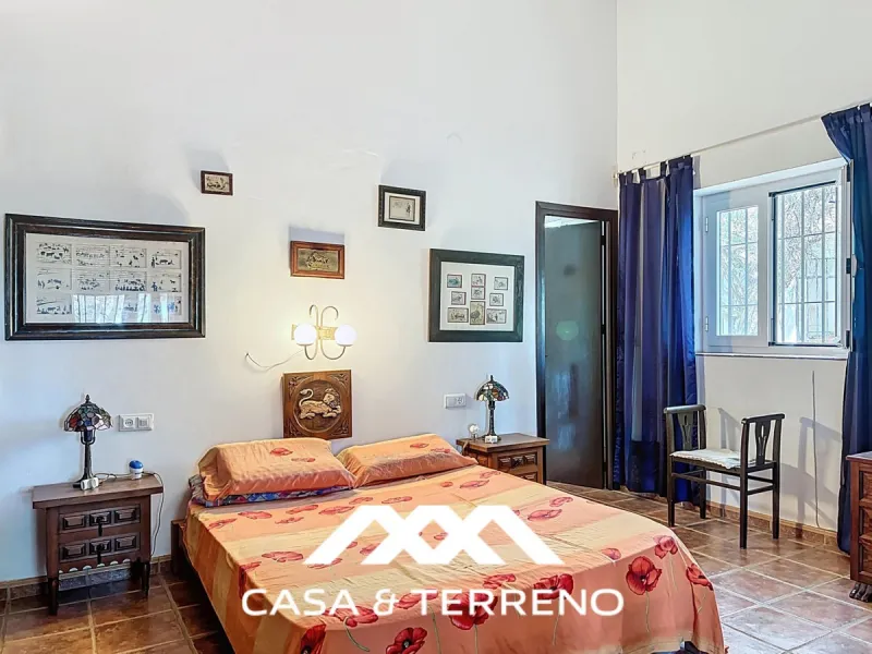 Located between Frigiliana and Nerja, this charming Andalusian-style property combines a comfortable main house with extraordinary exteriors, set on a spectacular plot of over 6,000 m2. Surrounded by mature pine trees and with complete privacy, this finca