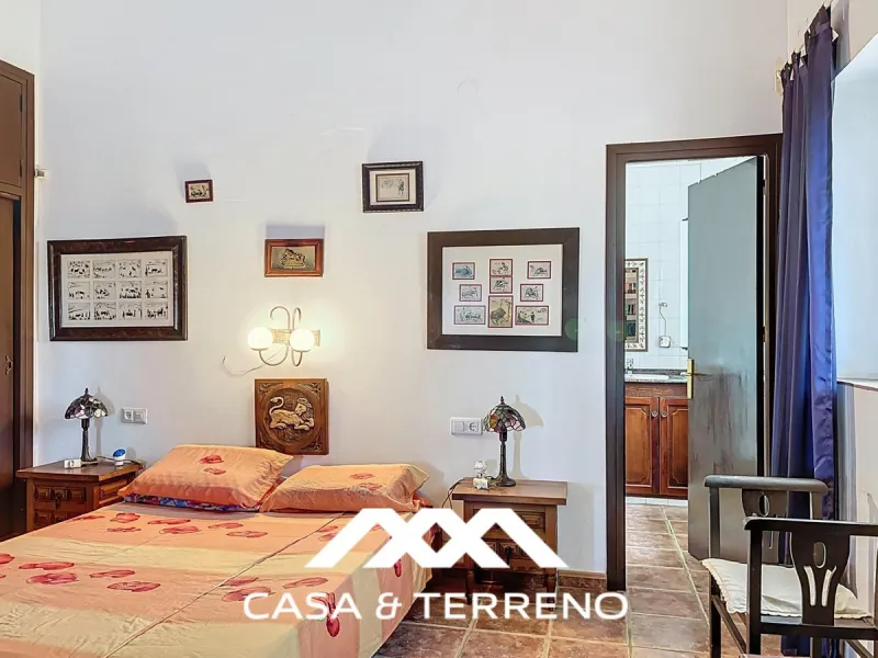 Located between Frigiliana and Nerja, this charming Andalusian-style property combines a comfortable main house with extraordinary exteriors, set on a spectacular plot of over 6,000 m2. Surrounded by mature pine trees and with complete privacy, this finca