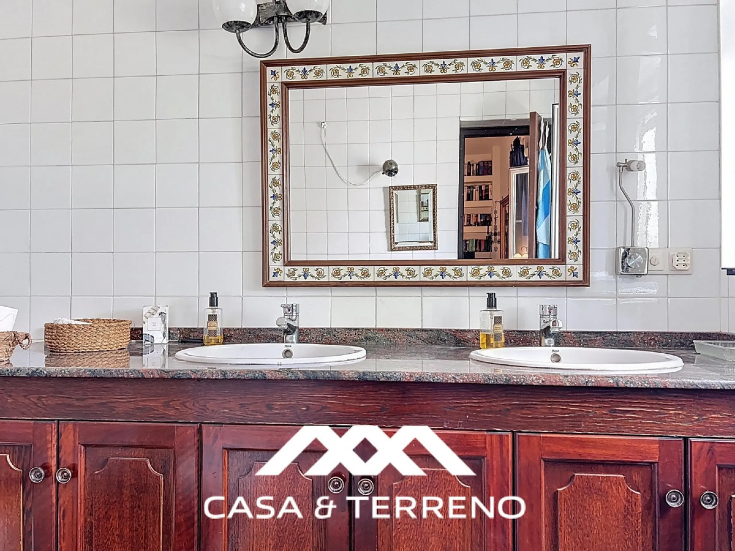 Located between Frigiliana and Nerja, this charming Andalusian-style property combines a comfortable main house with extraordinary exteriors, set on a spectacular plot of over 6,000 m2. Surrounded by mature pine trees and with complete privacy, this finca