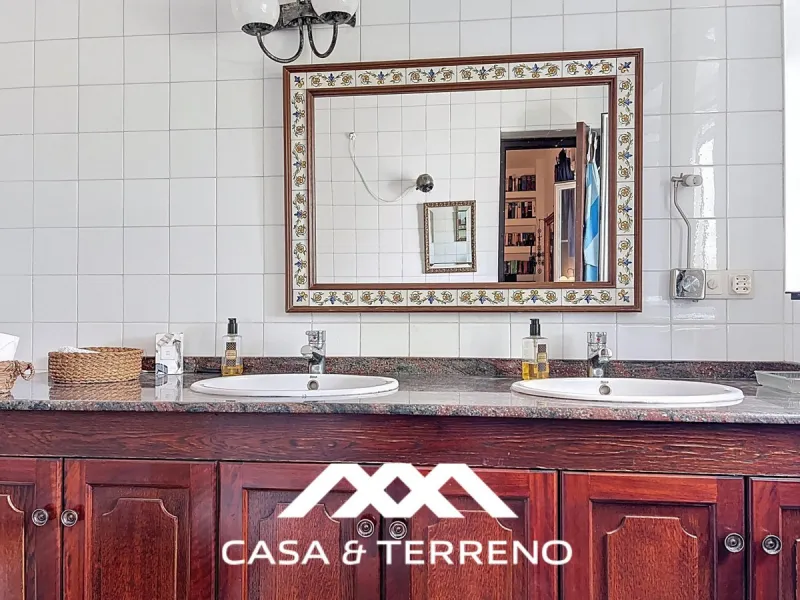 Located between Frigiliana and Nerja, this charming Andalusian-style property combines a comfortable main house with extraordinary exteriors, set on a spectacular plot of over 6,000 m2. Surrounded by mature pine trees and with complete privacy, this finca